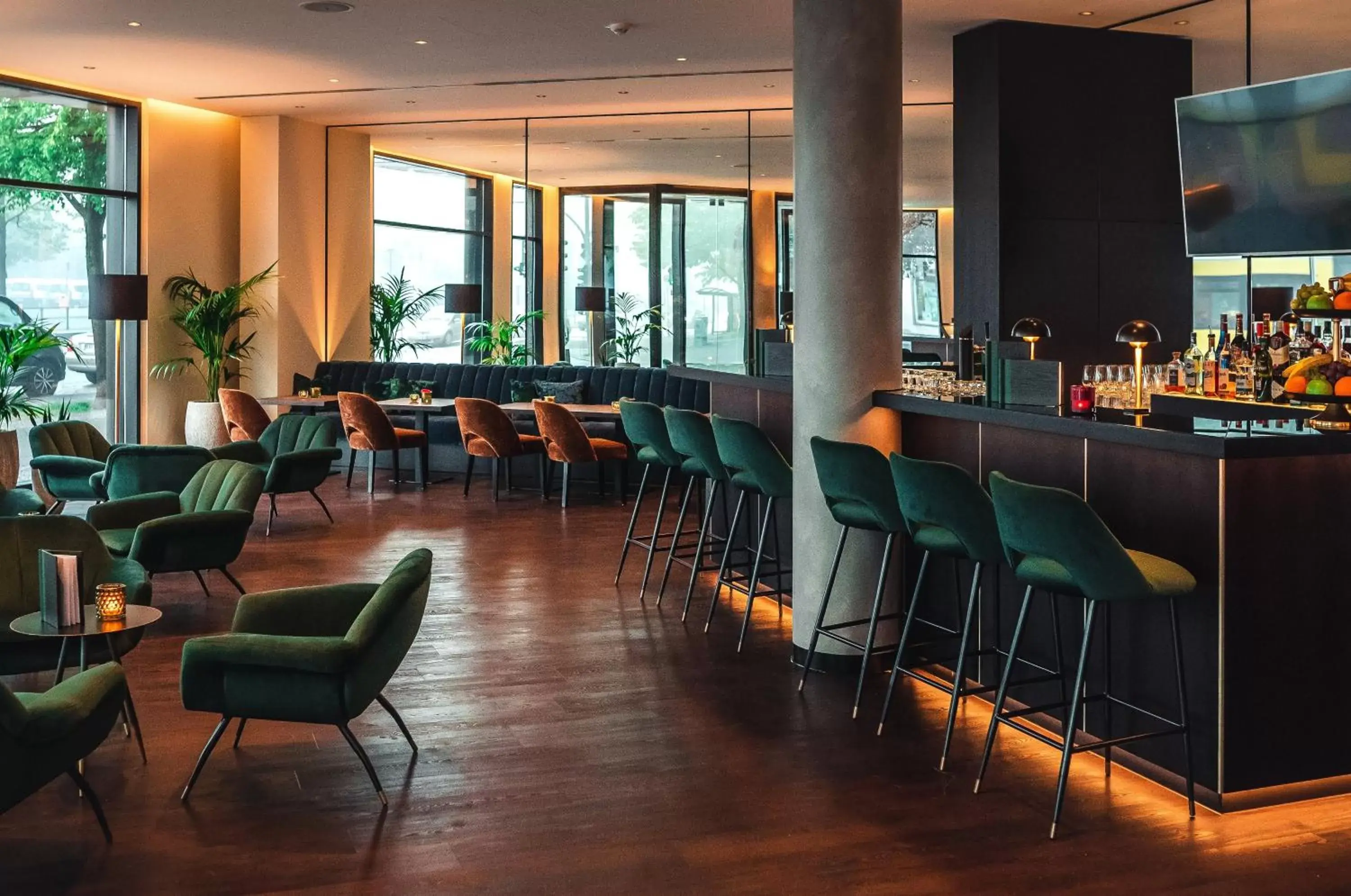 Lounge or bar, Restaurant/Places to Eat in Holiday Inn Berlin City Center East Prenzlauer Berg, an IHG Hotel