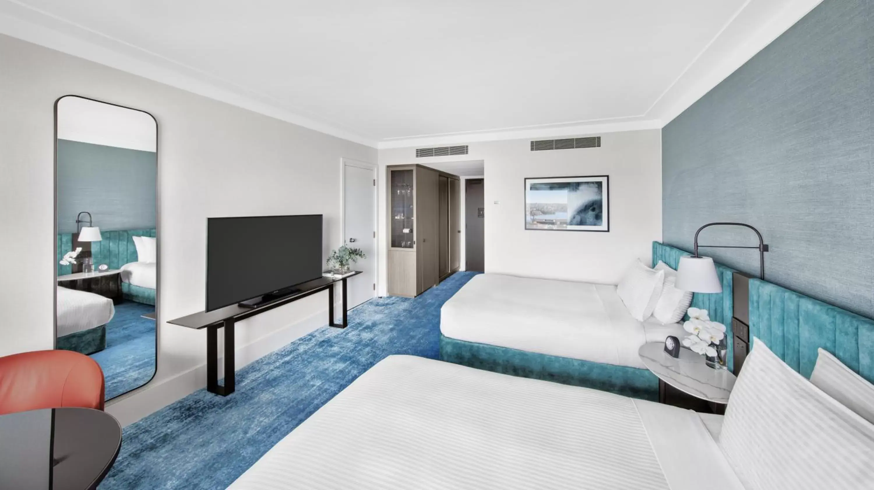 Bed, TV/Entertainment Center in InterContinental Sydney, an IHG Hotel