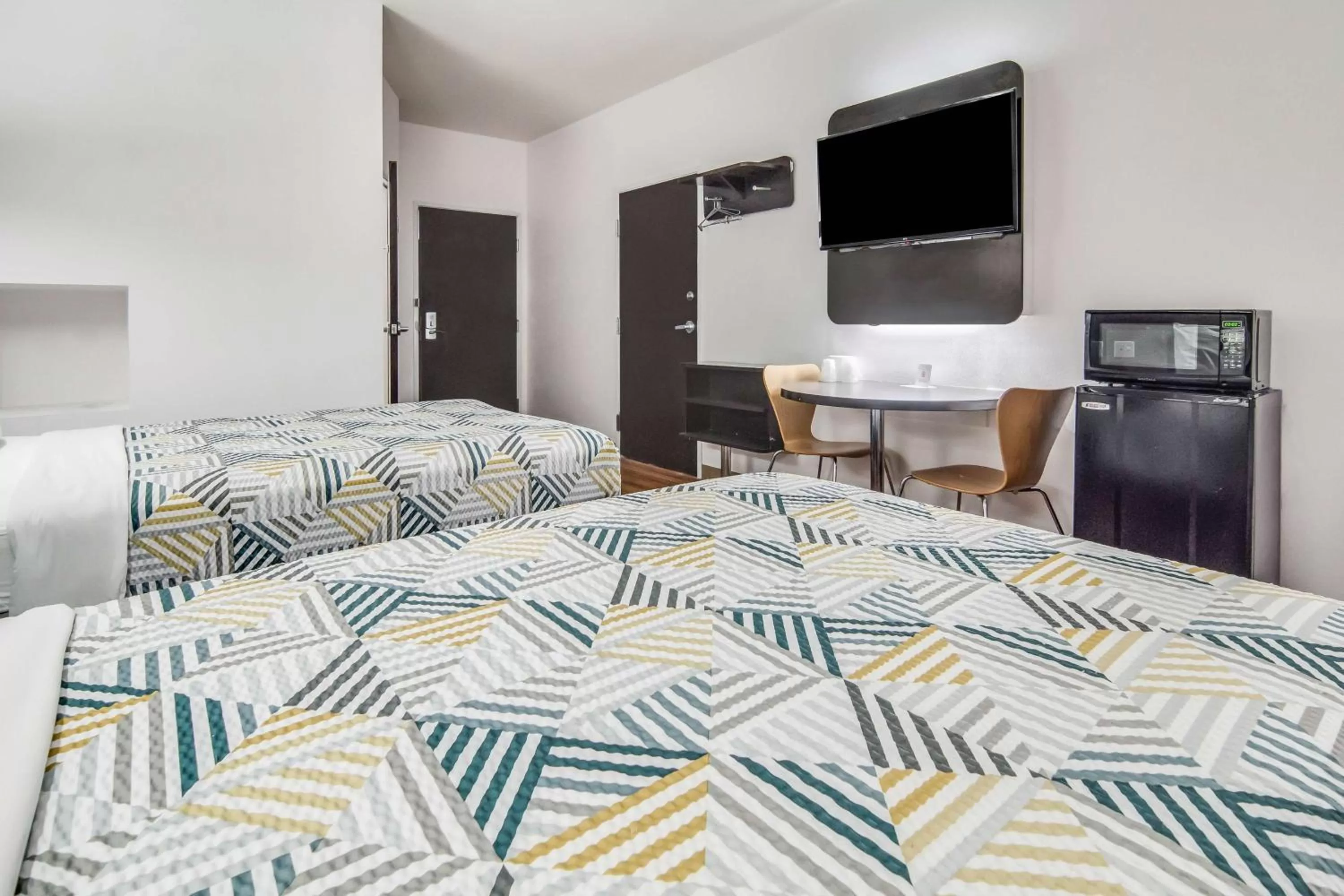 Bedroom, Bed in Motel 6-Cleburne, TX