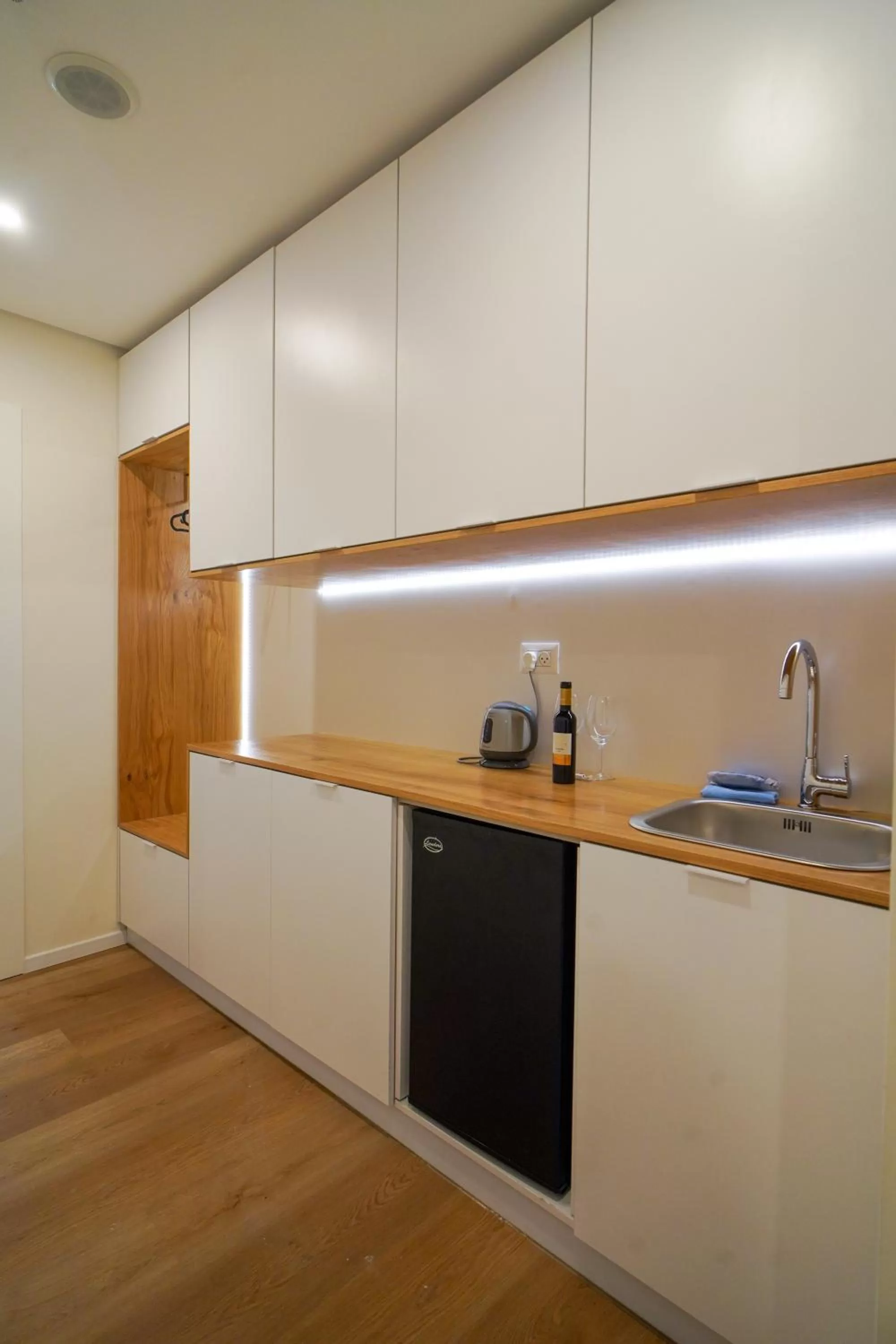 Kitchen or kitchenette, Kitchen/Kitchenette in Urbanic Hotel