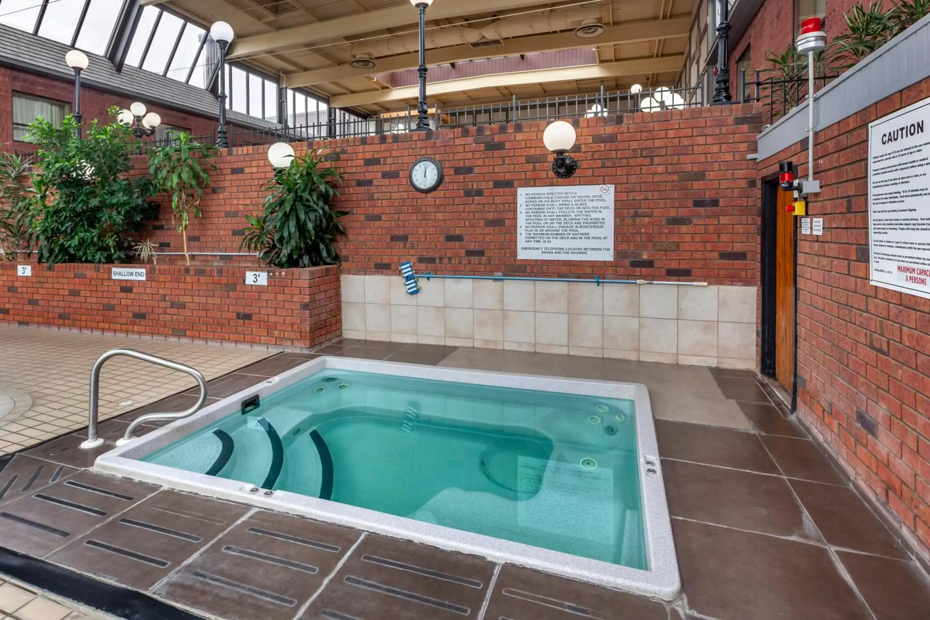 Hot Tub, Swimming Pool in Quality Inn & Conference Centre Midland