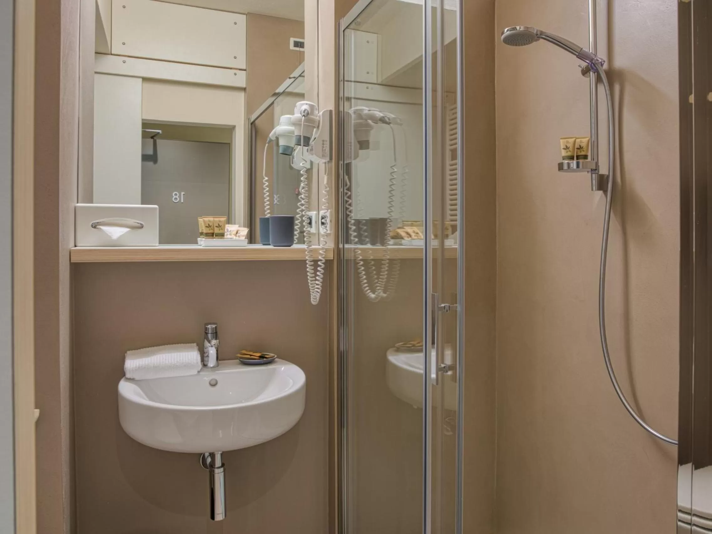 Shower in Hotel Piroscafo