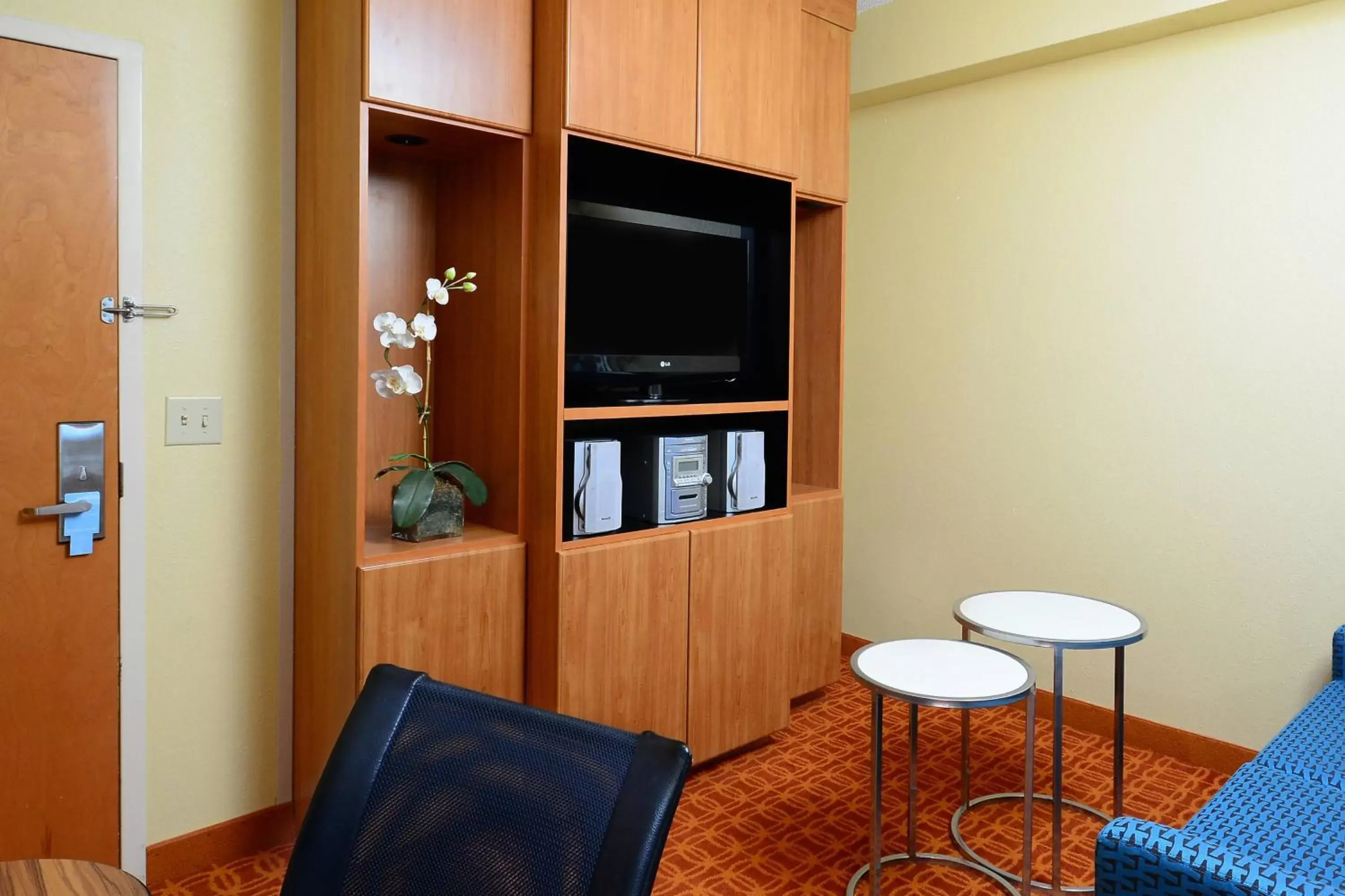 Bedroom, TV/Entertainment Center in Fairfield Inn and Suites by Marriott Winston Salem/Hanes