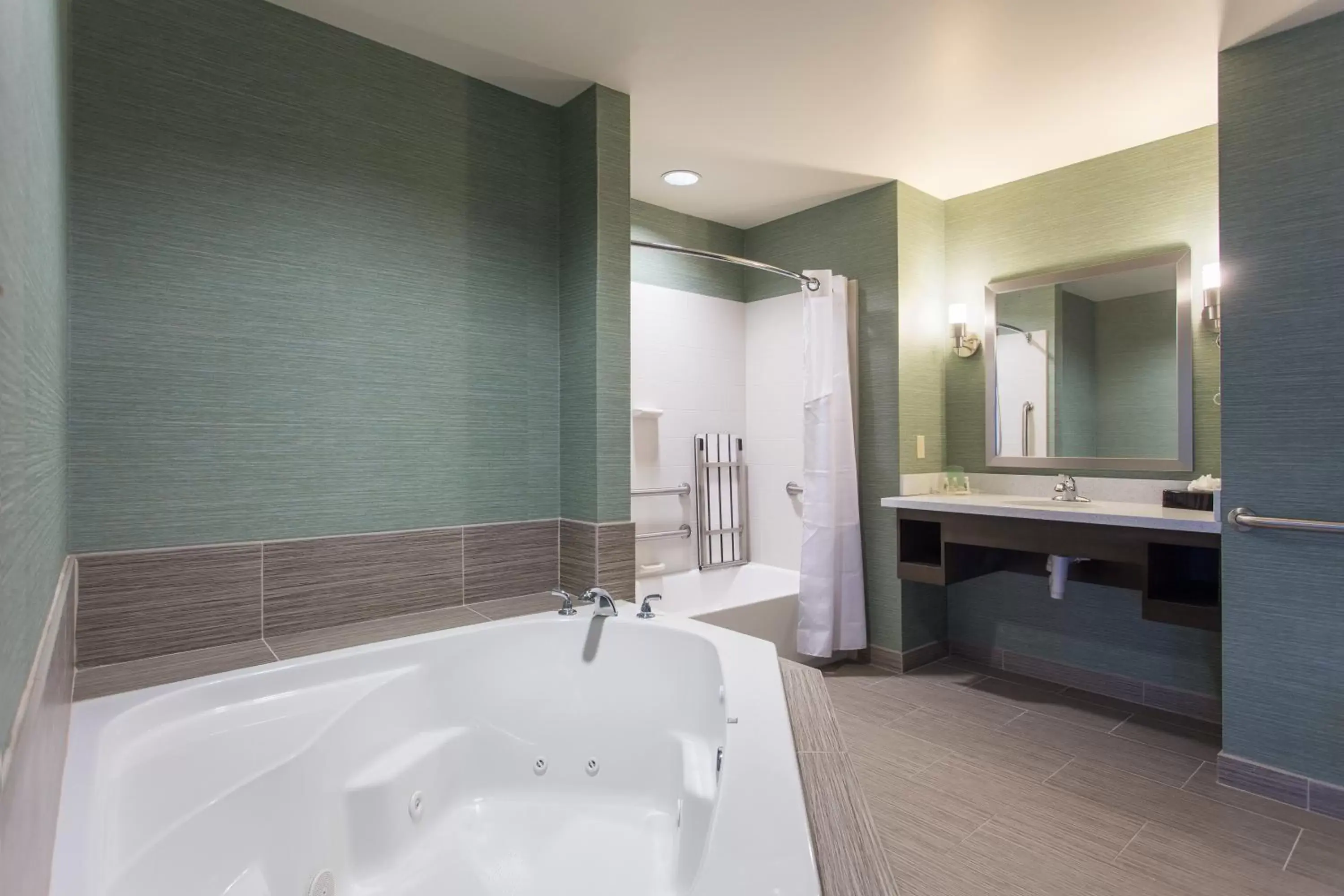 Photo of the whole room, Bathroom in Holiday Inn Texarkana Arkansas Convention Center, an IHG Hotel
