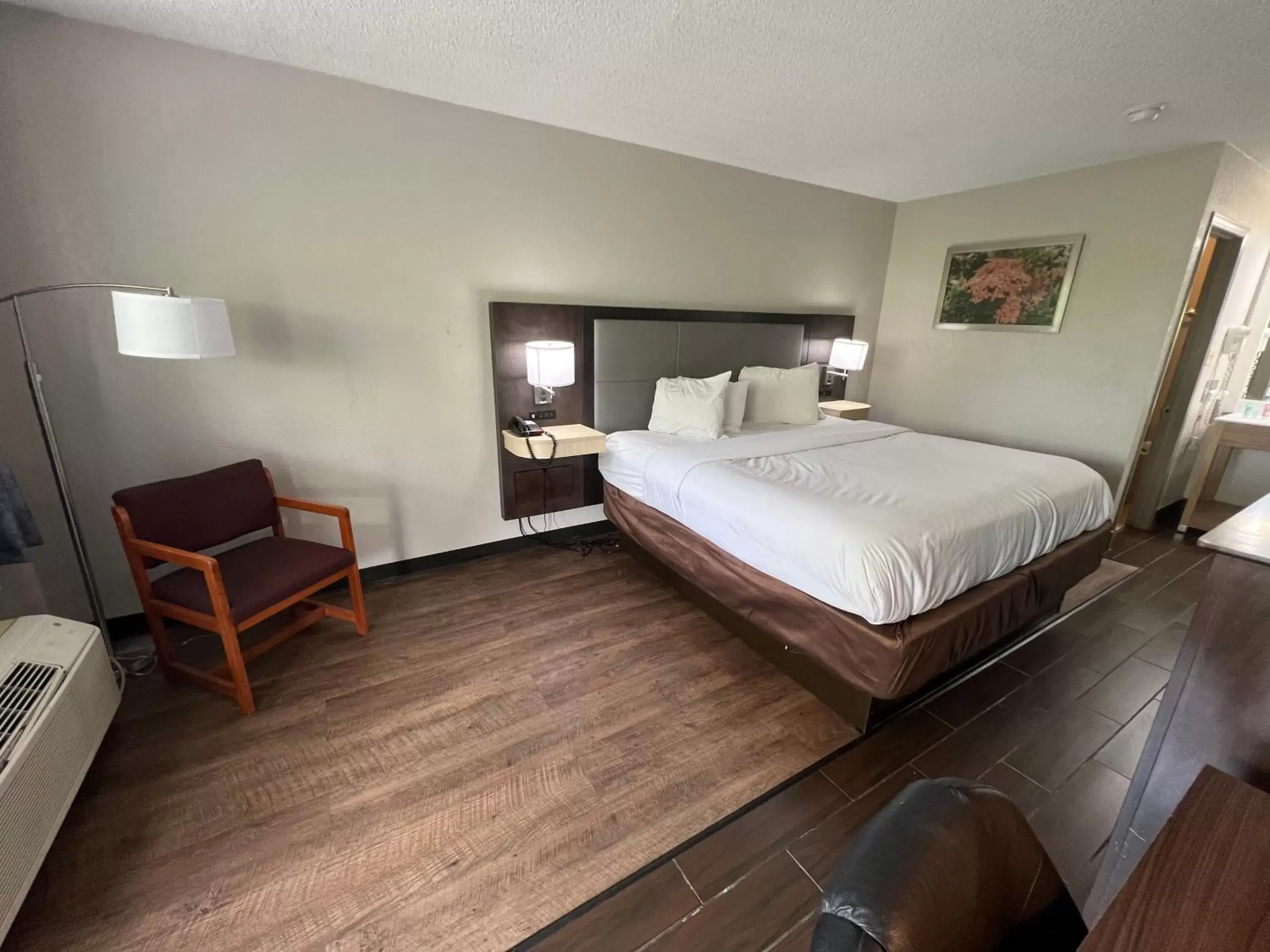 Bed in Days Inn & Suites by Wyndham Monroe