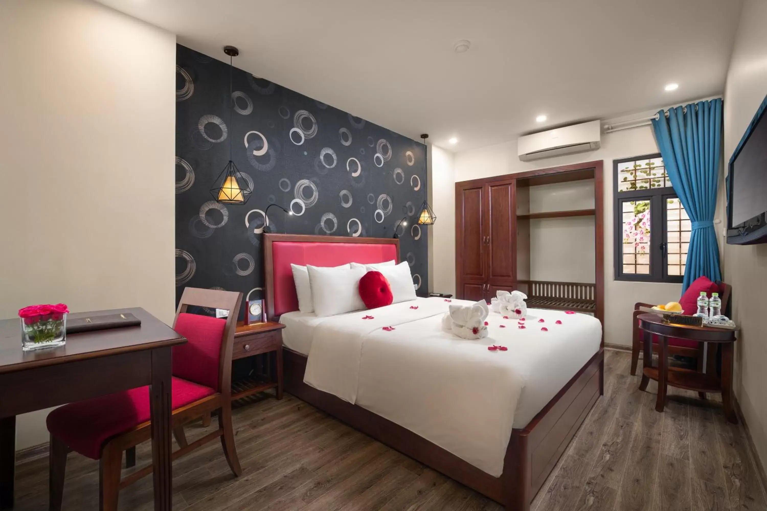 Bedroom, Bed in Holiday Emerald Hotel Bedroom, Bed in Holiday Emerald Hotel