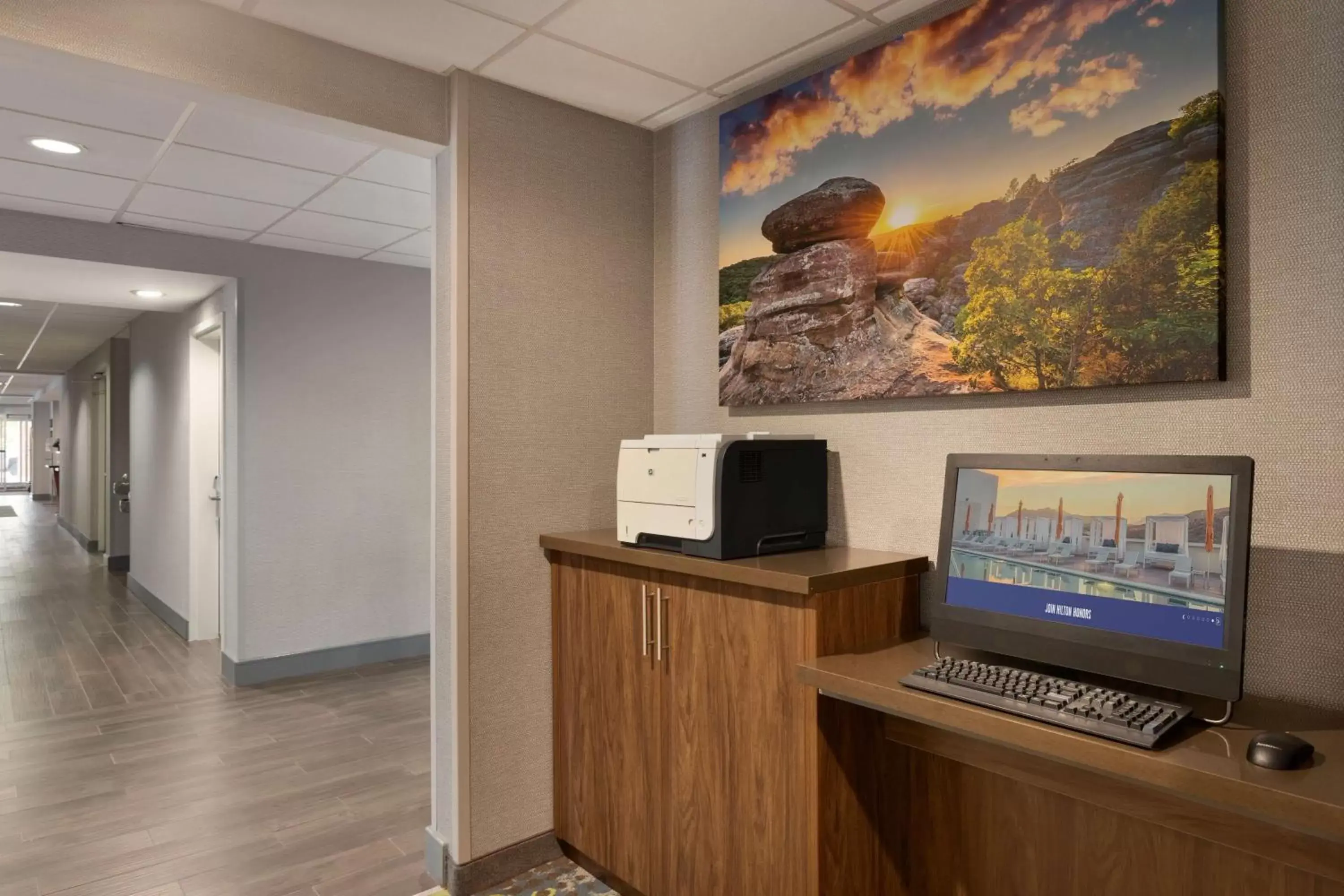 Business facilities, TV/Entertainment Center in Hampton Inn St. Louis-Columbia