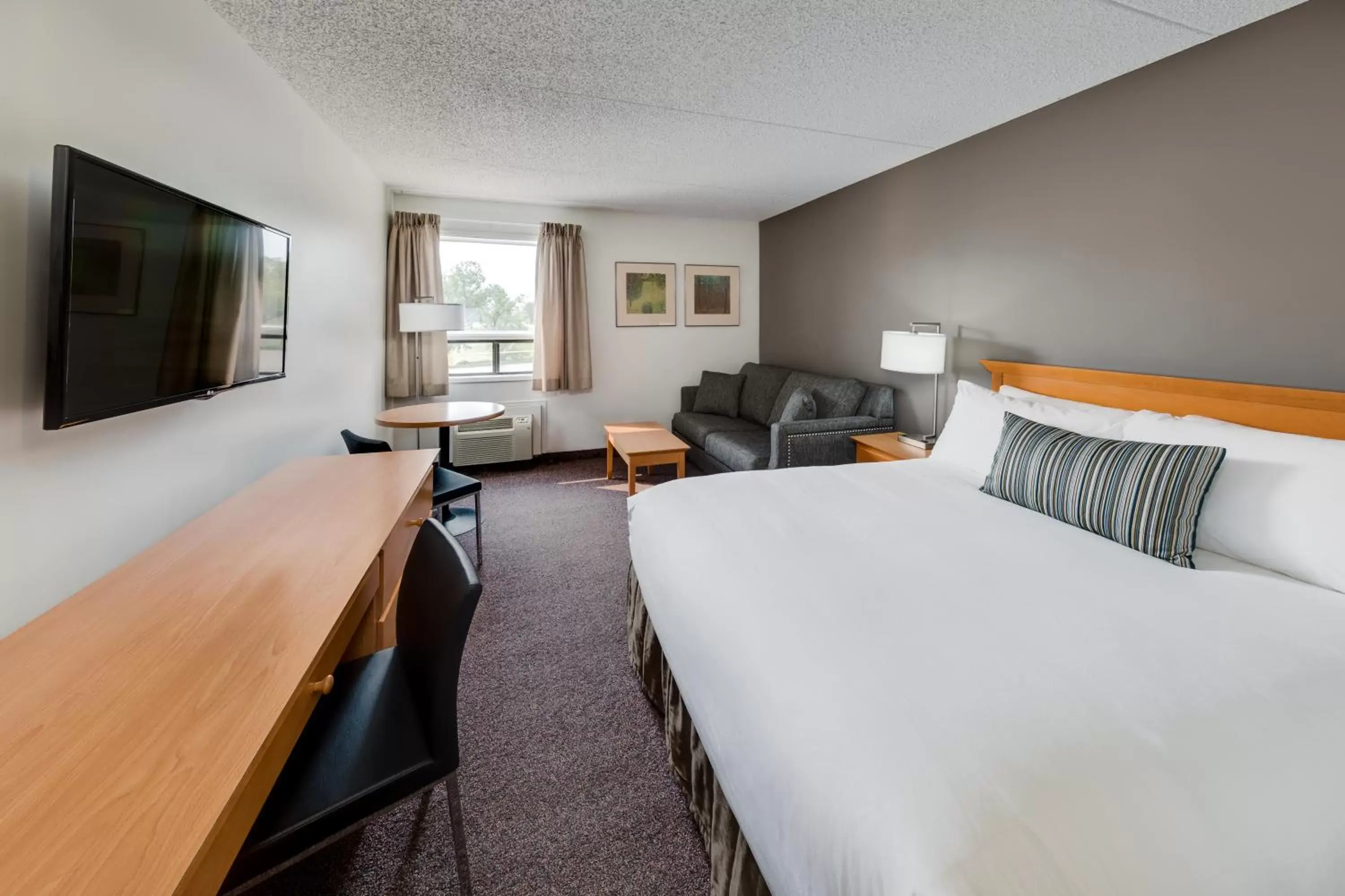 Bedroom in Heritage Inn Hotel & Convention Centre - Moose Jaw