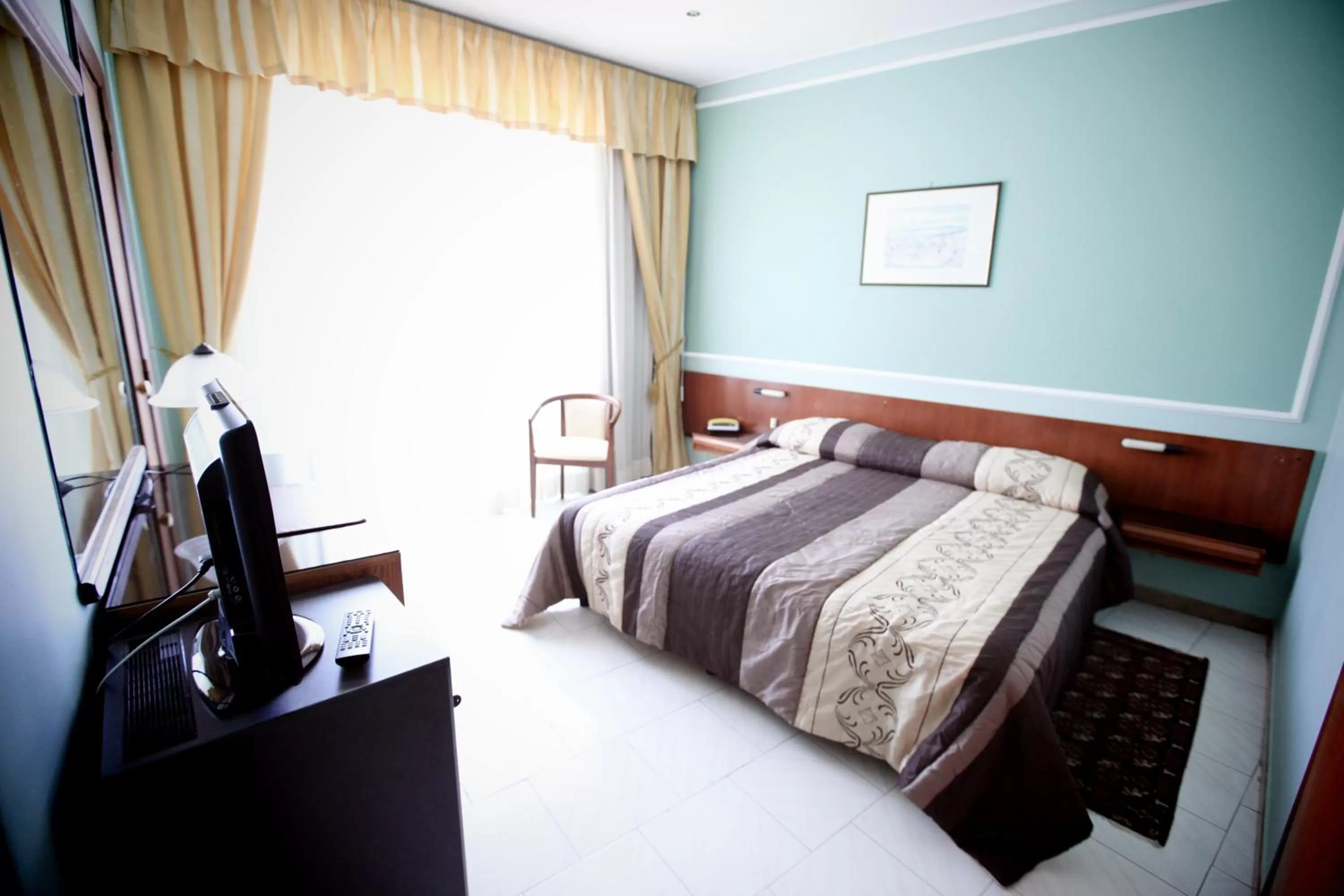 Photo of the whole room, Bed in Hotel Continental