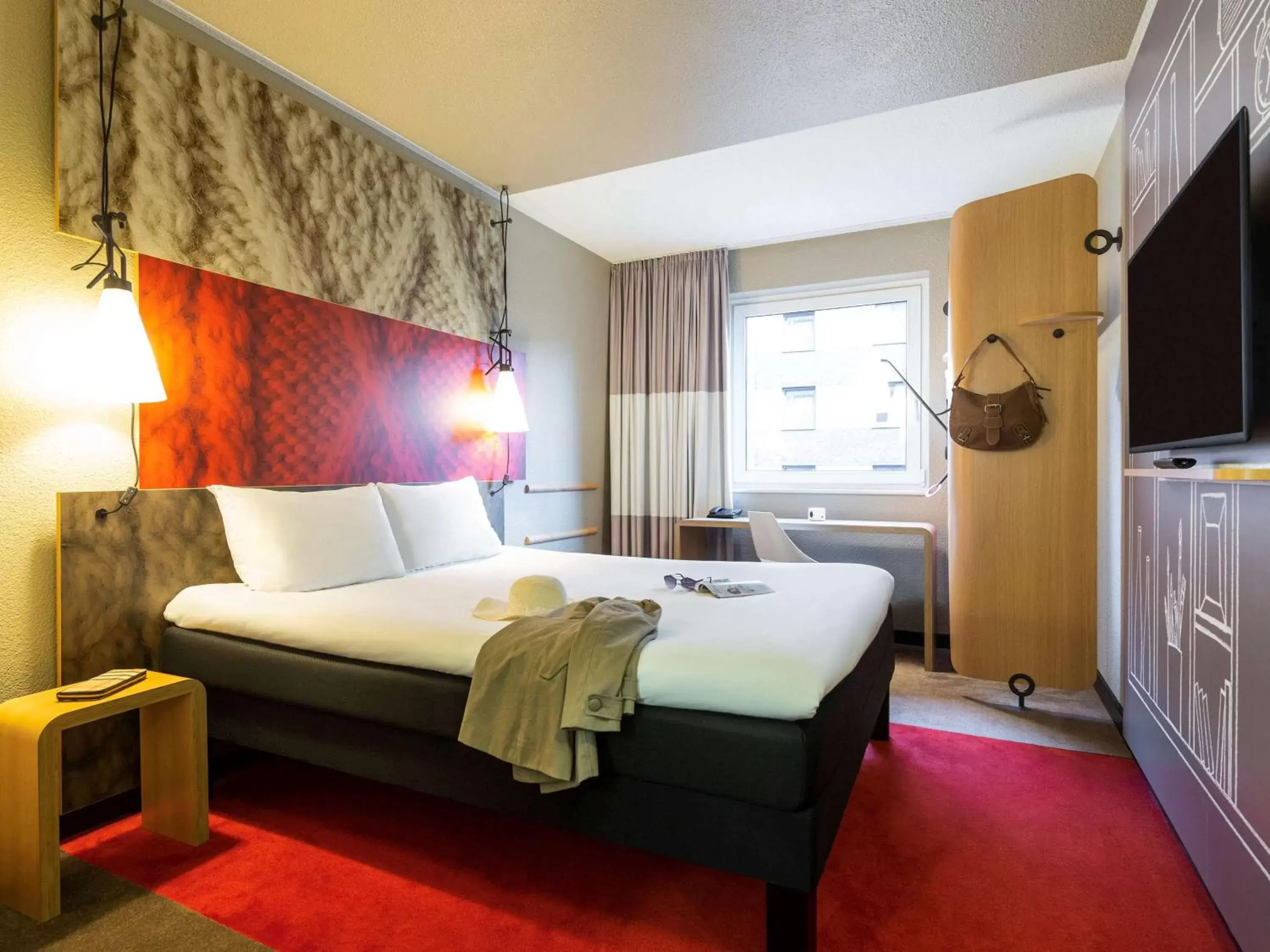Photo of the whole room, Bed in ibis Hotel Hamburg St. Pauli Messe