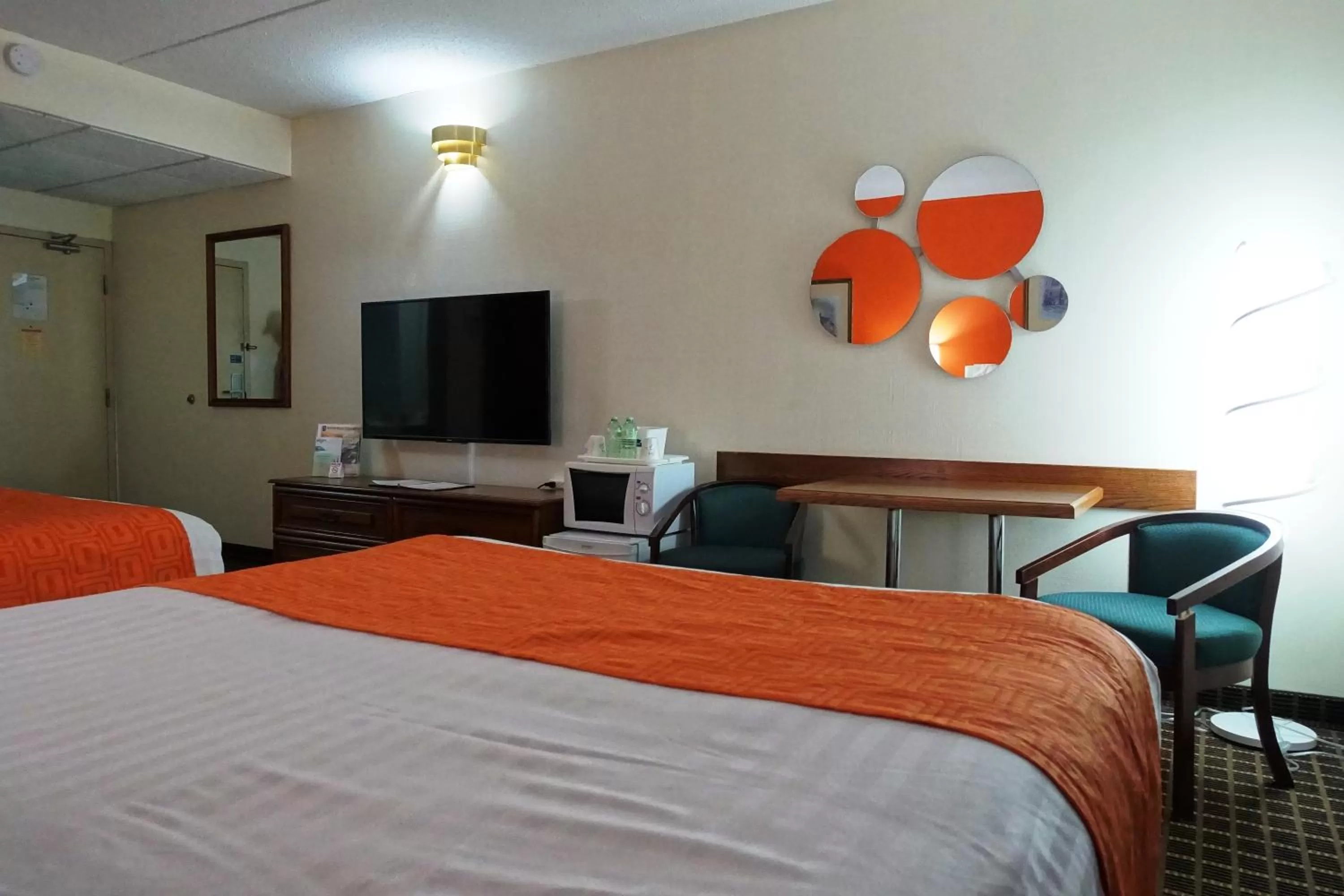 Photo of the whole room, Bed in Howard Johnson by Wyndham Tillsonburg