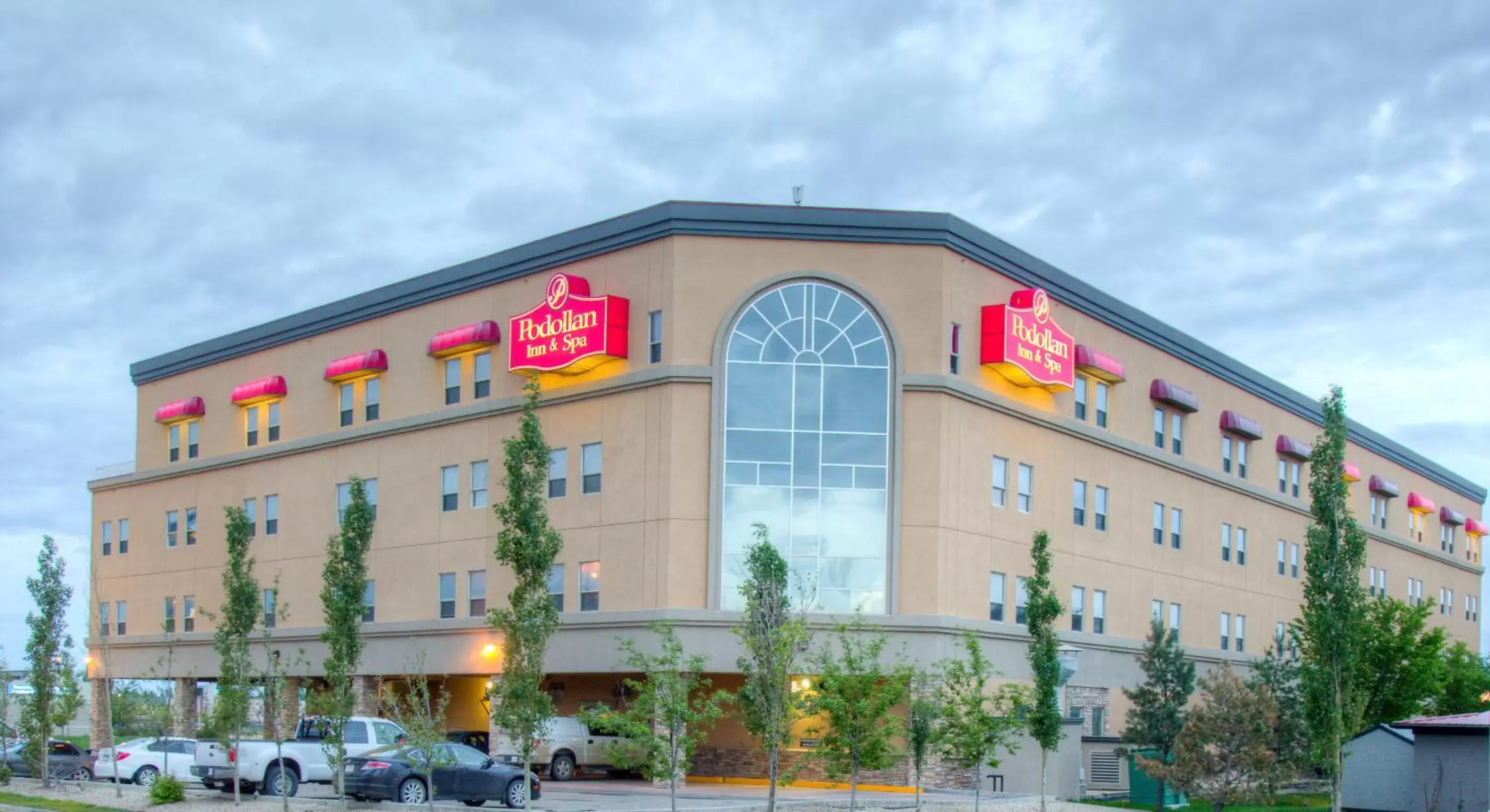 Facade/entrance, Property Building in Podollan Inn & Spa - Grande Prairie