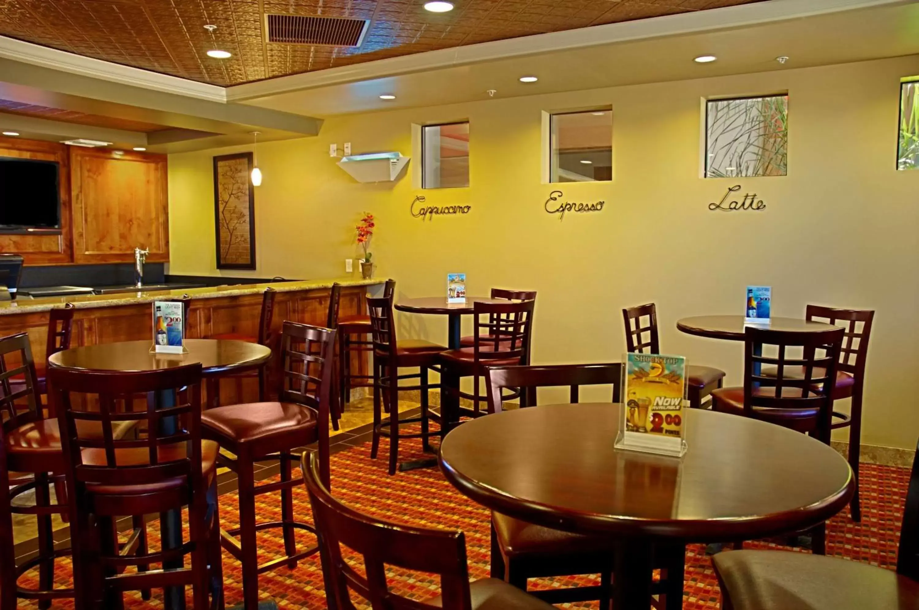 Lounge or bar, Restaurant/Places to Eat in Legacy Inn & Suites
