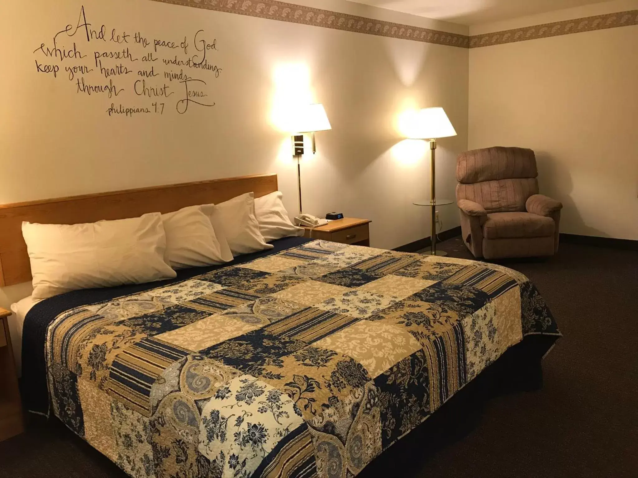 Photo of the whole room, Bed in Dutch Country Inn