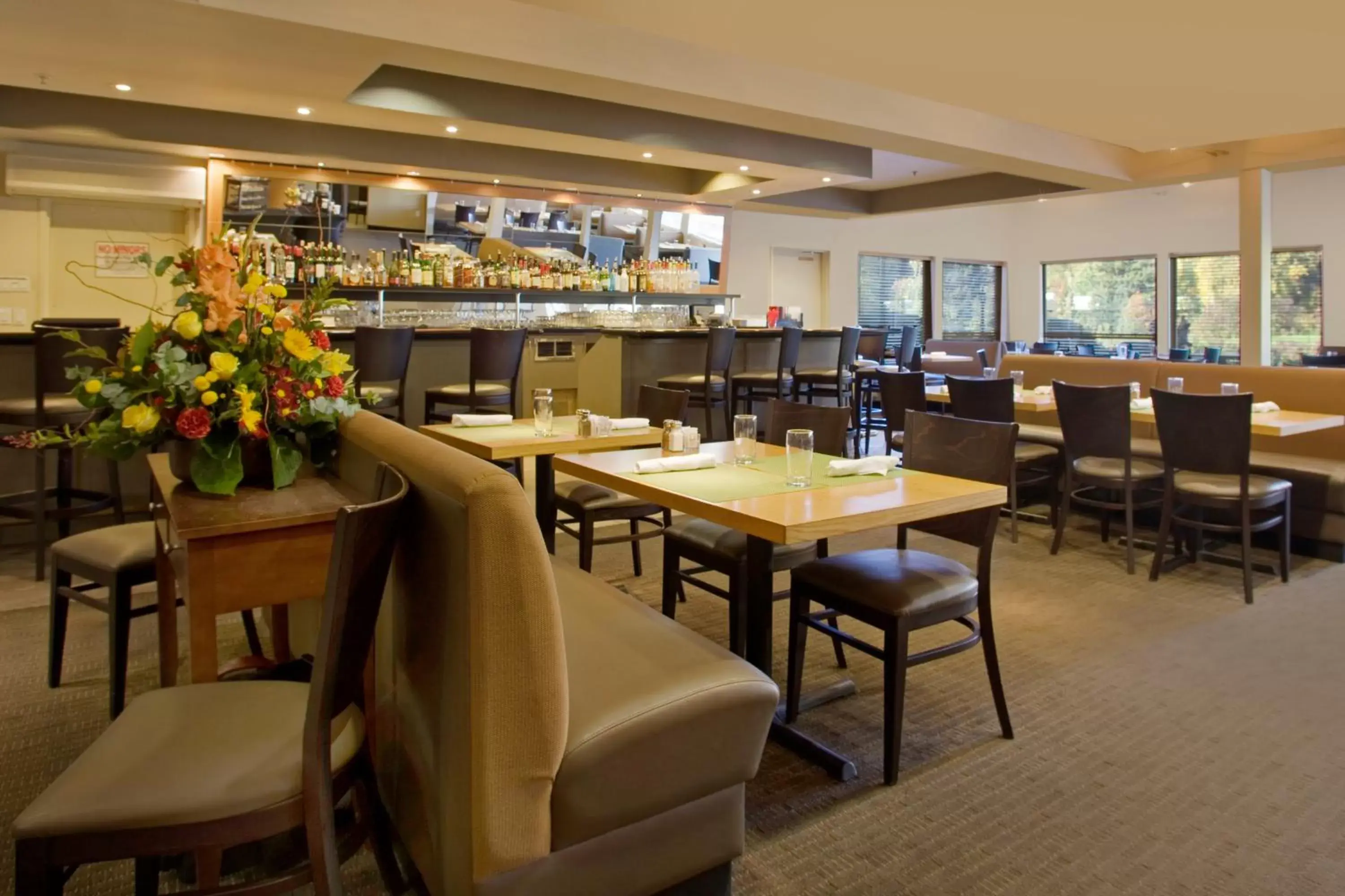 Lounge or bar, Restaurant/Places to Eat in Radisson Hotel Portland Airport