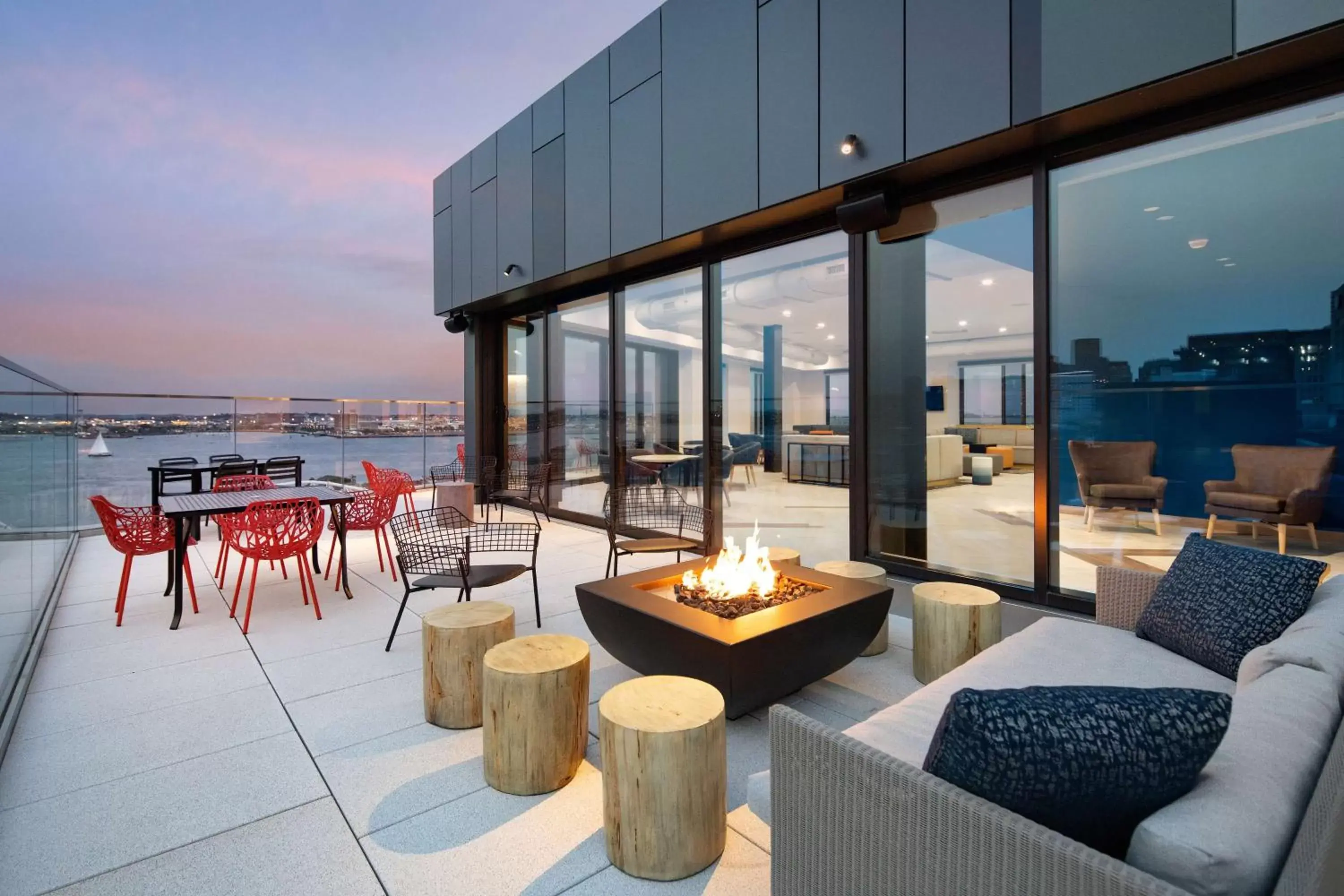 Lounge or bar in Hyatt Place Boston/Seaport District