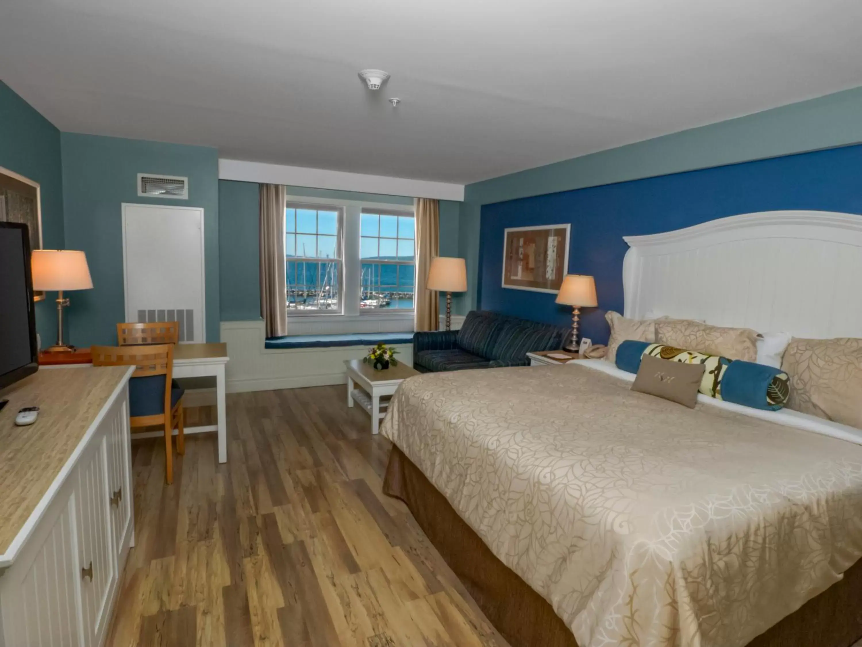 Bedroom in Watkins Glen Harbor Hotel