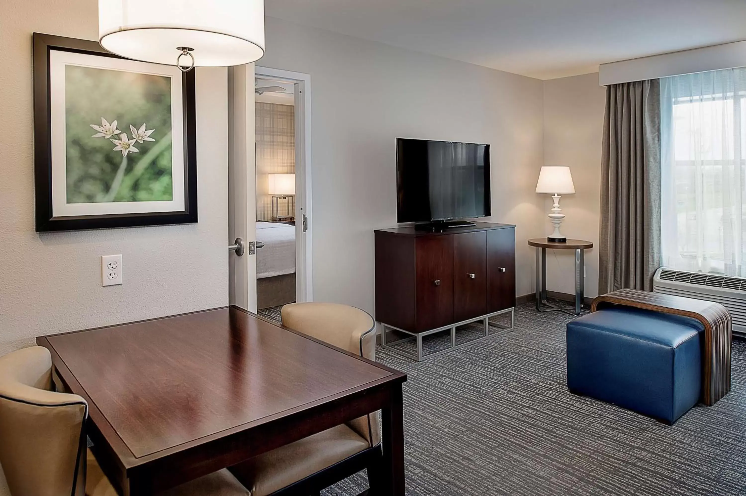 Living room, TV/Entertainment Center in Homewood Suites by Hilton St. Louis Westport