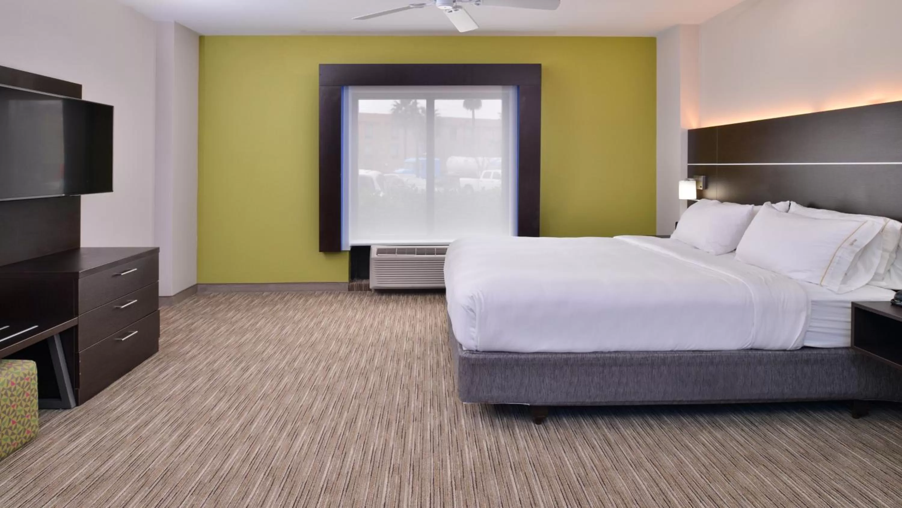 Photo of the whole room, Bed in Holiday Inn Express Hotel & Suites La Place by IHG