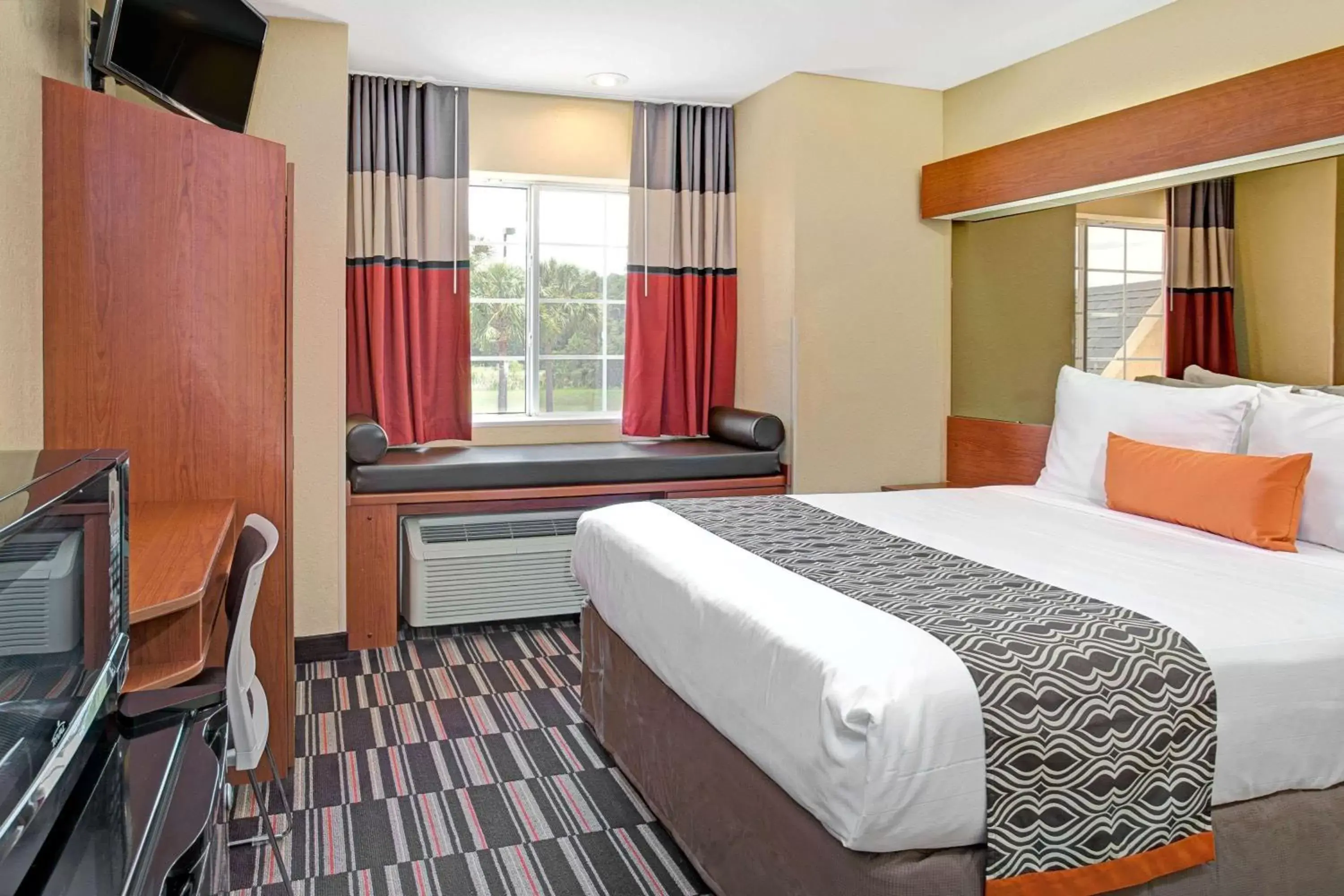 Photo of the whole room, Bed in Microtel Inn & Suites by Wyndham Bushnell