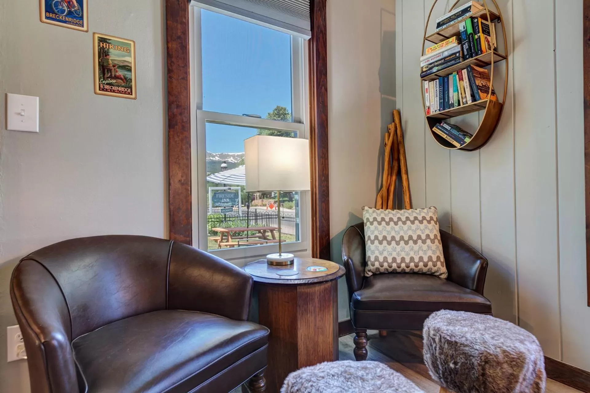 Communal lounge/ TV room in Fireside Inn & Hostel