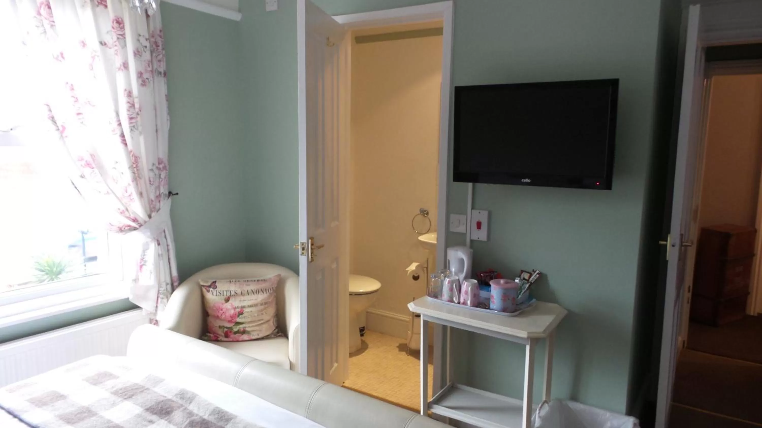 Bathroom, Bed in Hooray Henrys