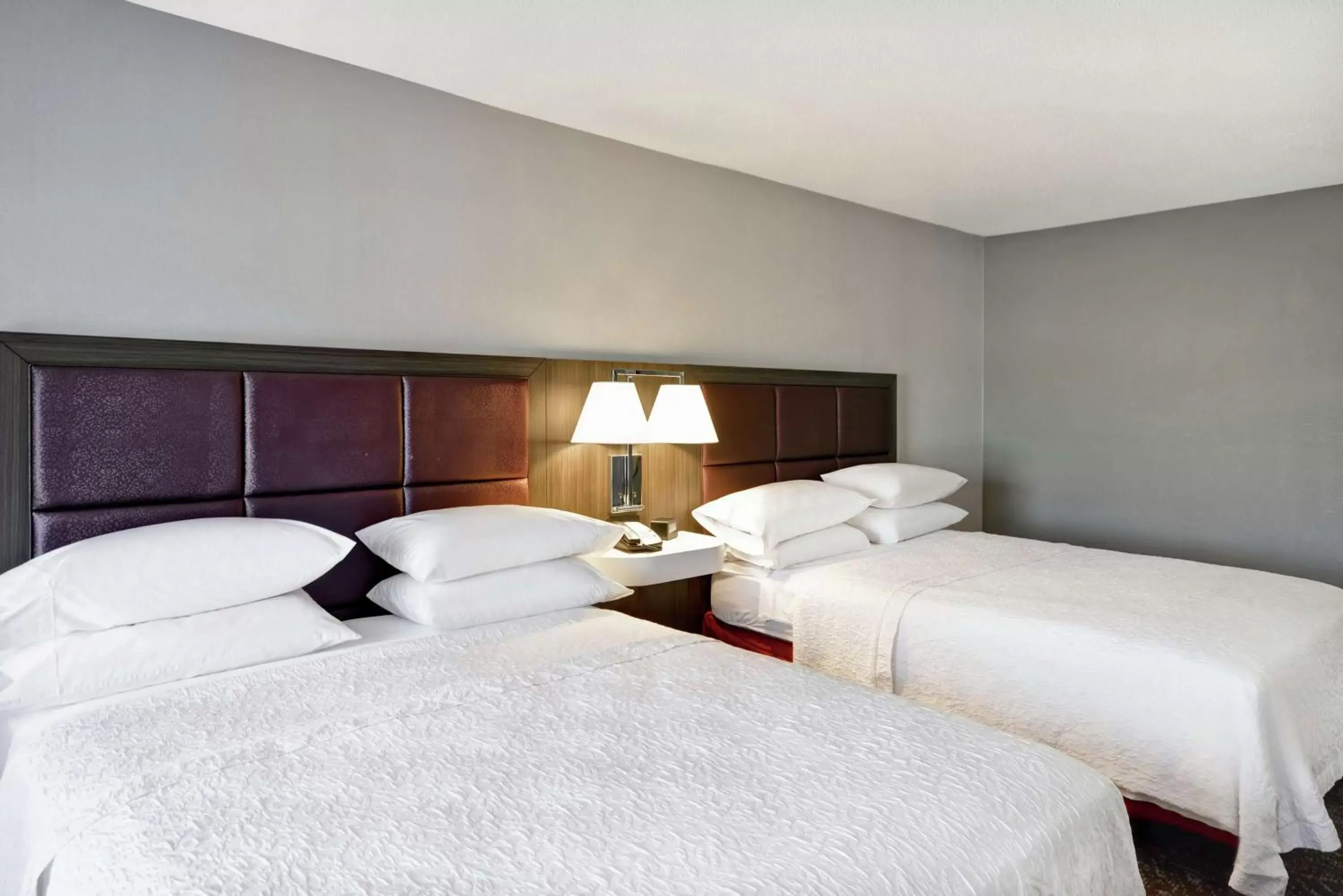 Bed in Hampton Inn & Suites Columbus-Easton Area