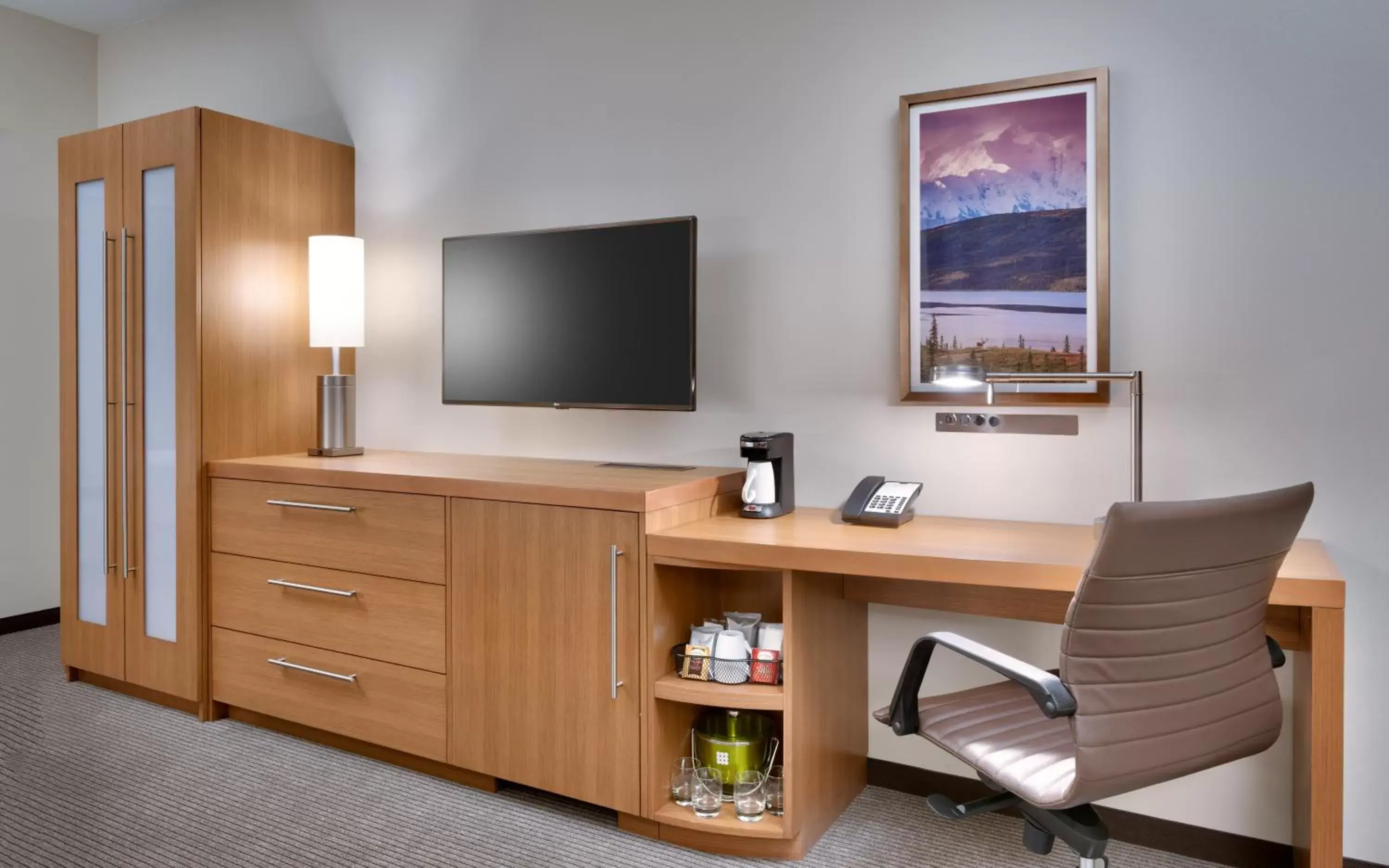 Bedroom, TV/Entertainment Center in Hyatt Place Anchorage-Midtown