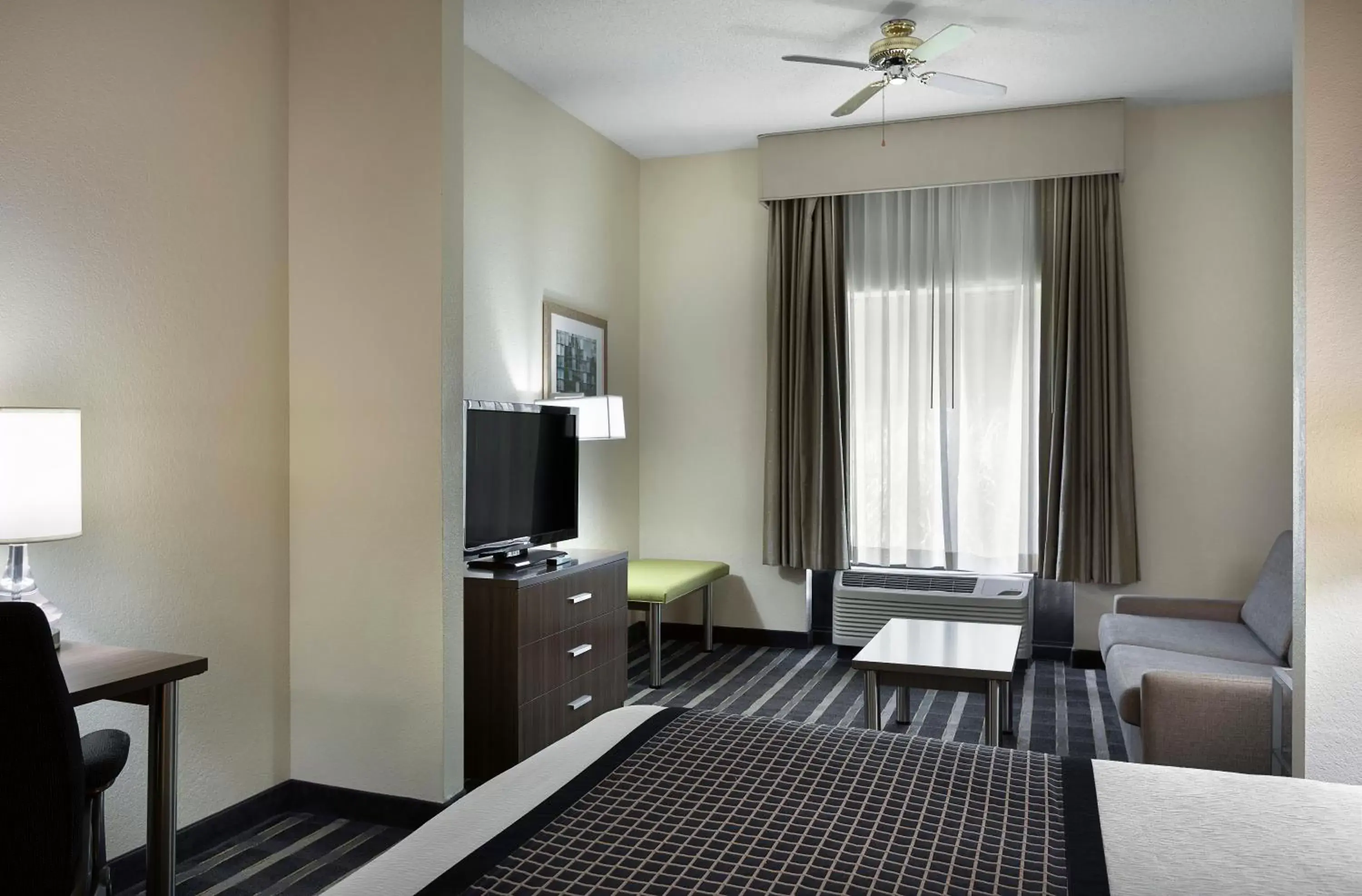 Bedroom, TV/Entertainment Center in Sky Point Hotel & Suites - Atlanta Airport