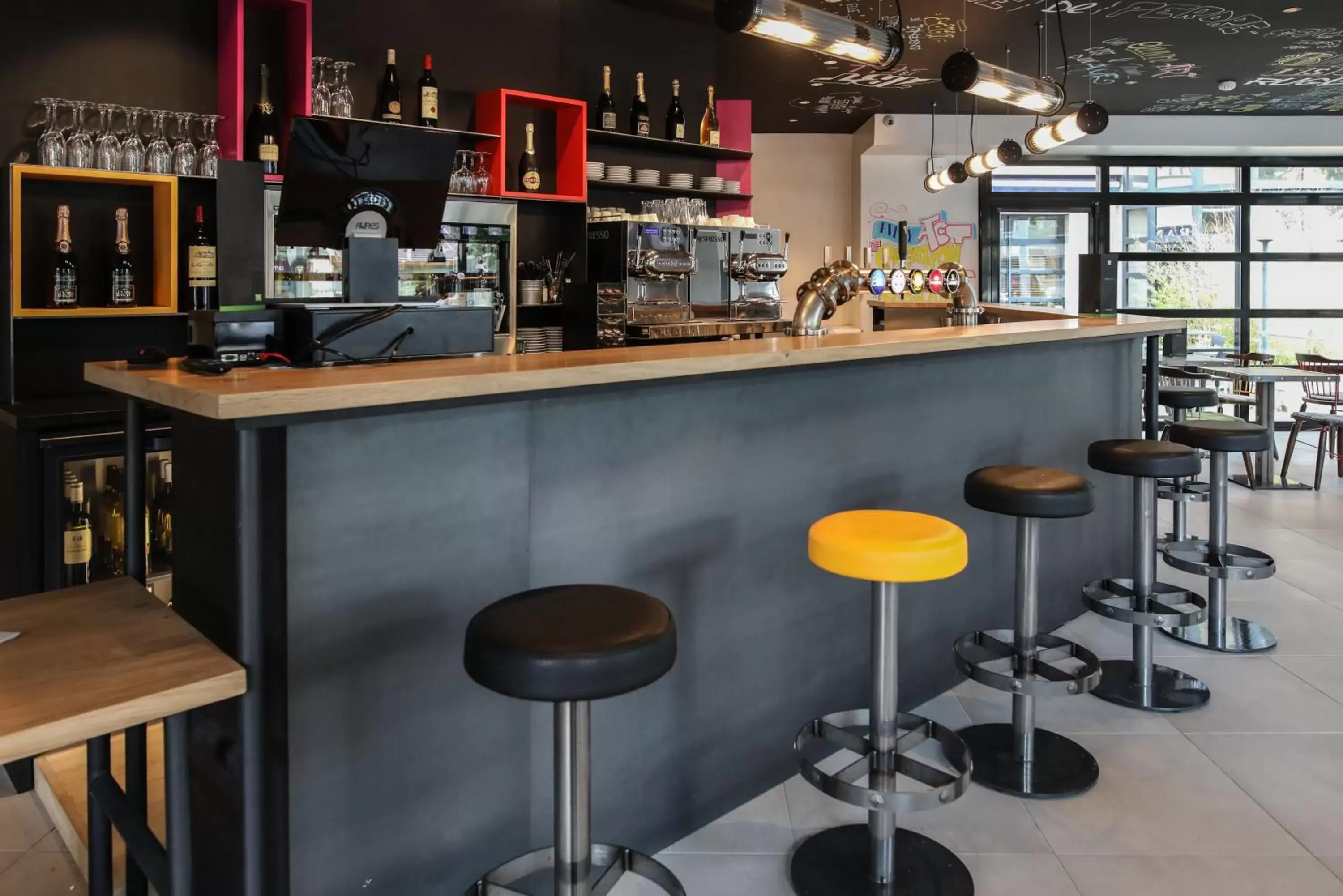 Lounge/Bar in Ibis Styles Clermont-Ferrand République