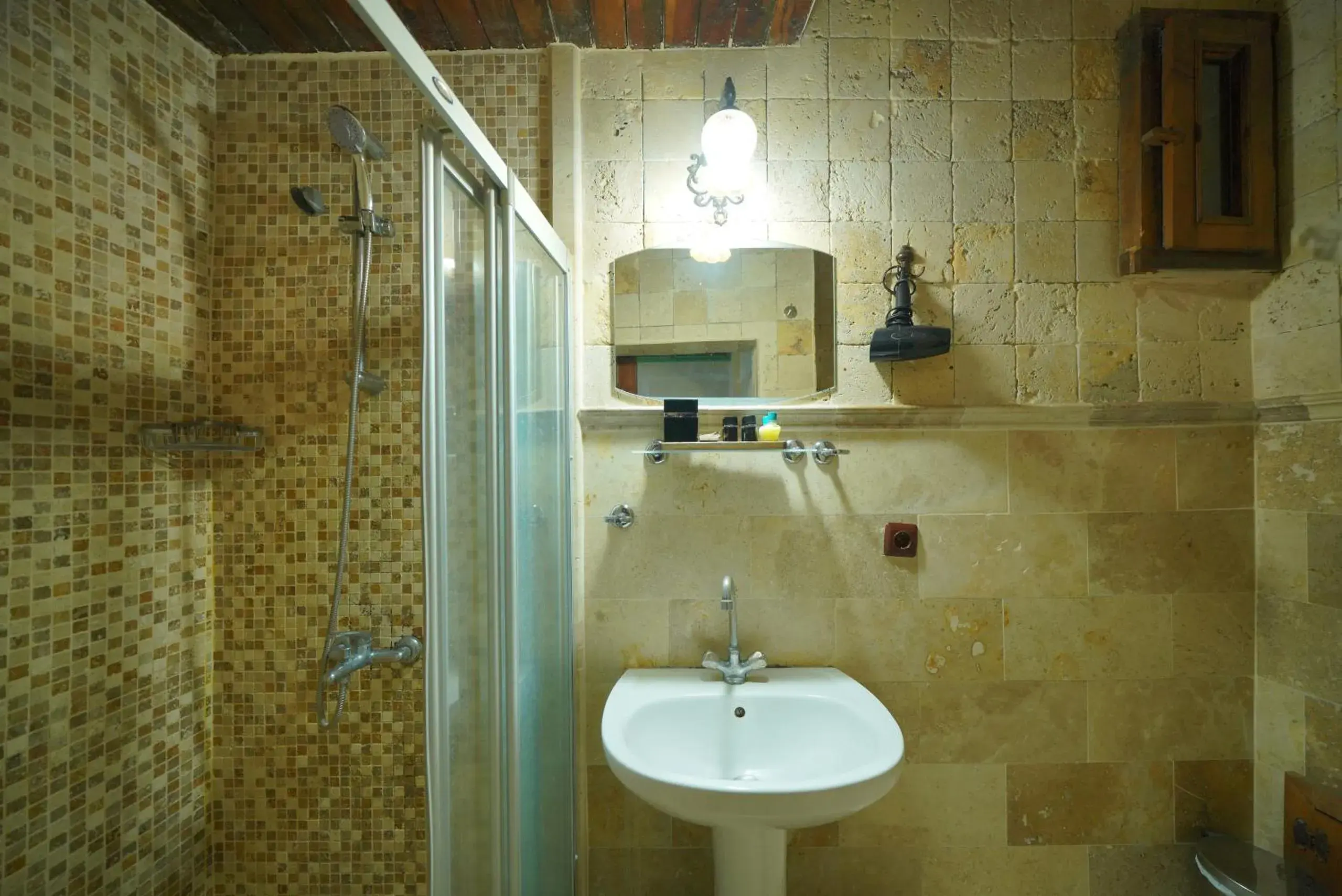 Shower, Bathroom in Holiday Cave Hotel