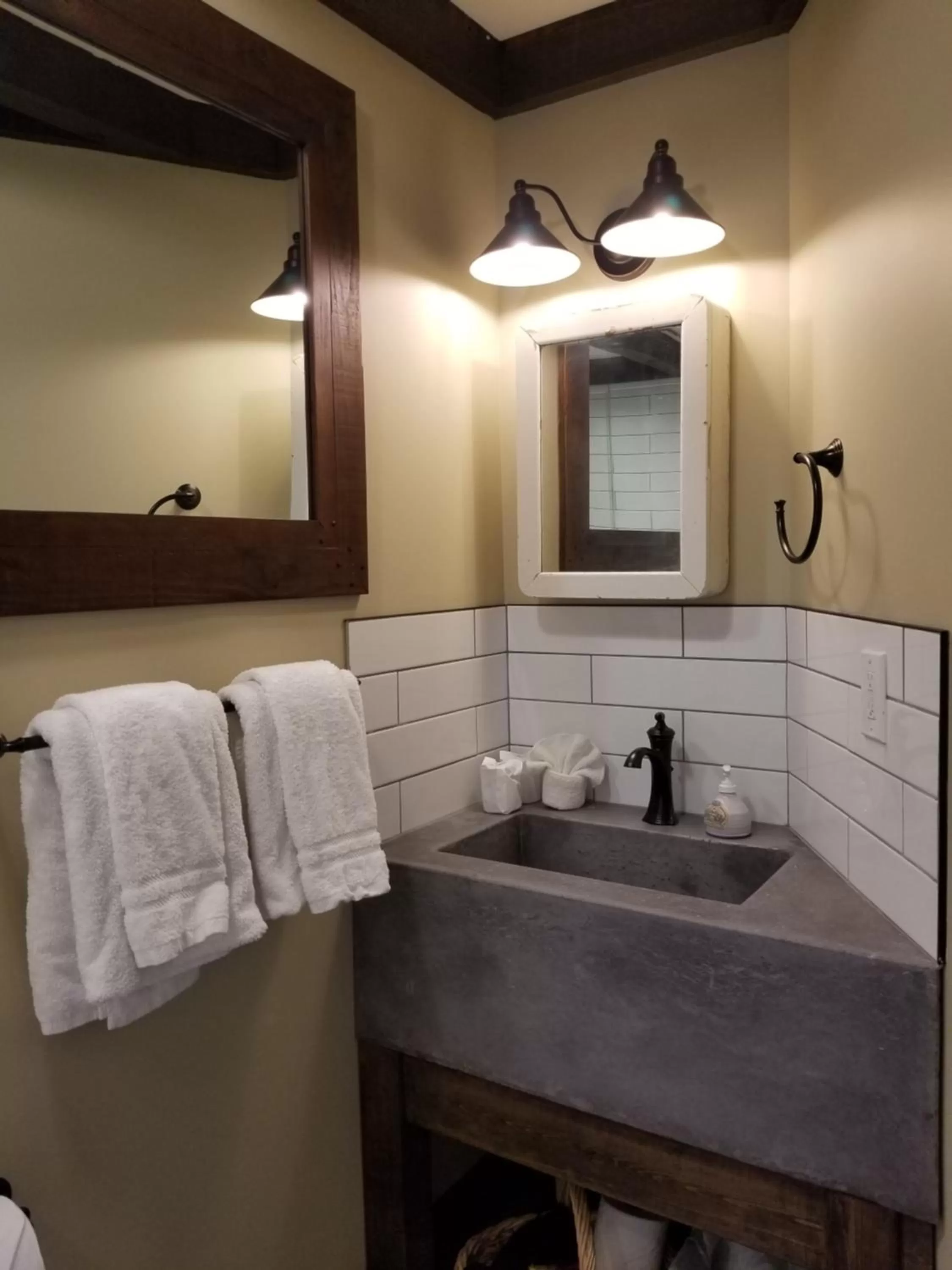 Bathroom in Lady MacDonald Country Inn