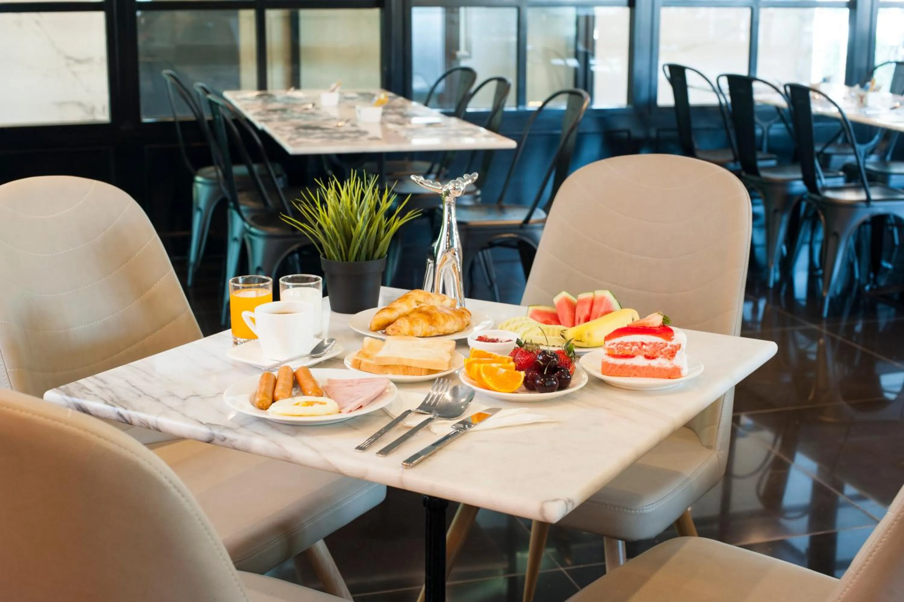 Buffet breakfast in Marigold Sukhumvit - Free Shuttle to BTS Bearing Station