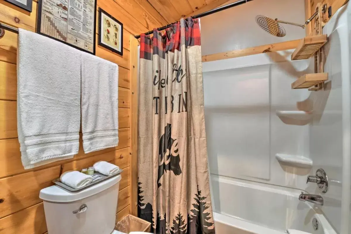 Bathroom in The Lodge Nantahala River