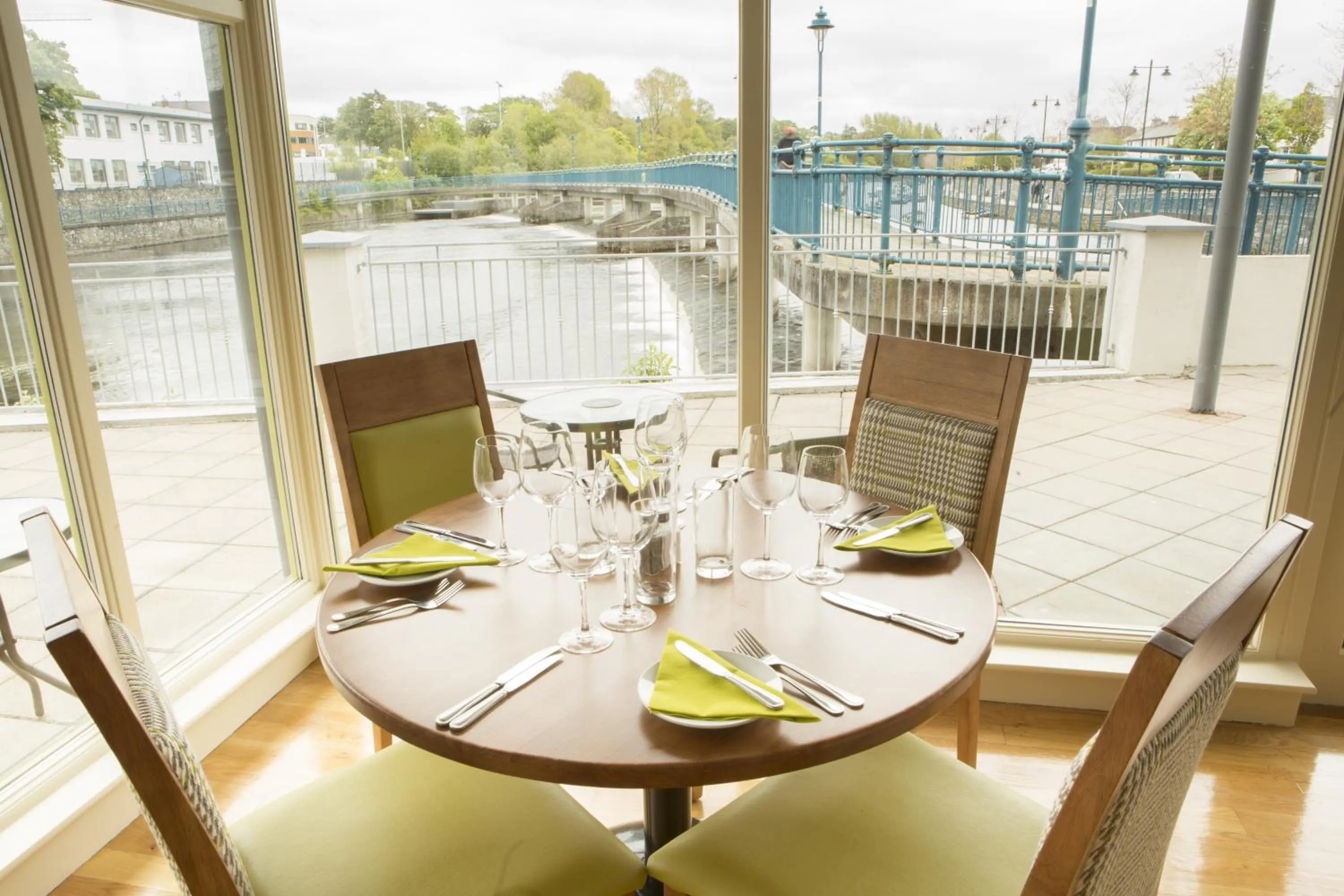Restaurant/places to eat in Riverside Hotel