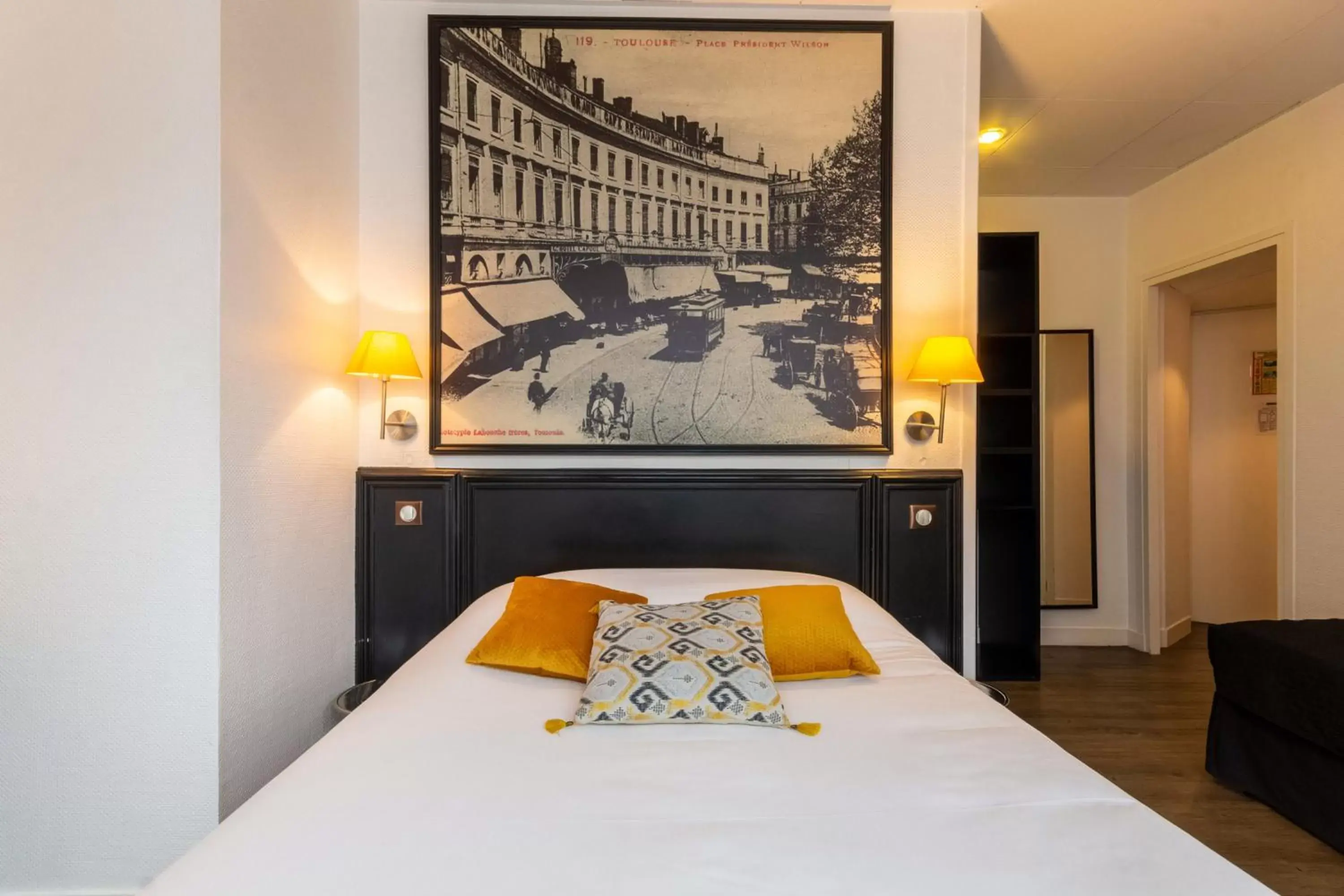 Photo of the whole room, Bed in Hôtel de France