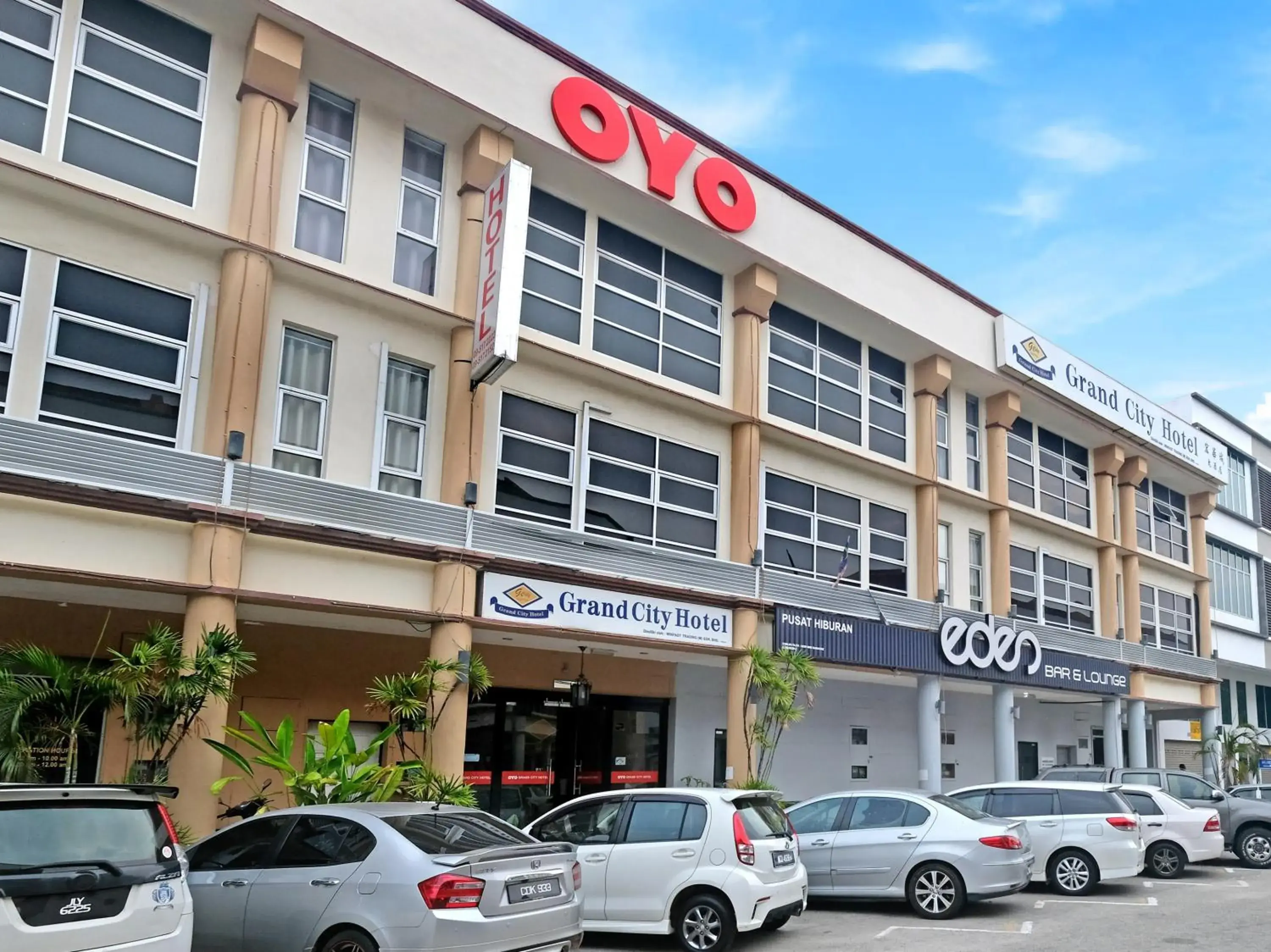 Facade/entrance, Property Building in Super OYO 546 Grand City Hotel