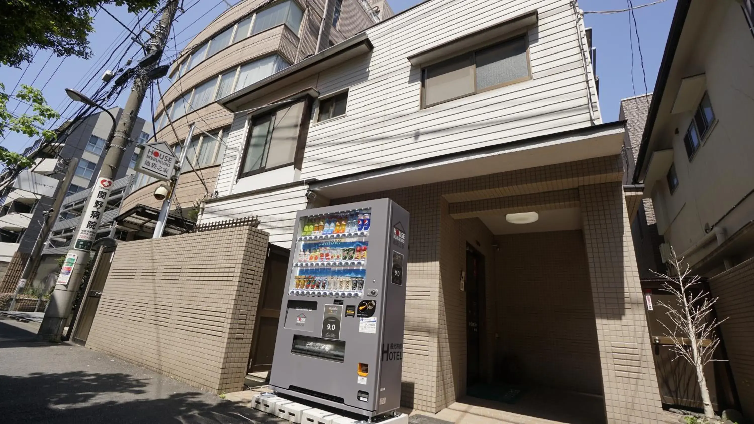 Facade/entrance in House Ikebukuro