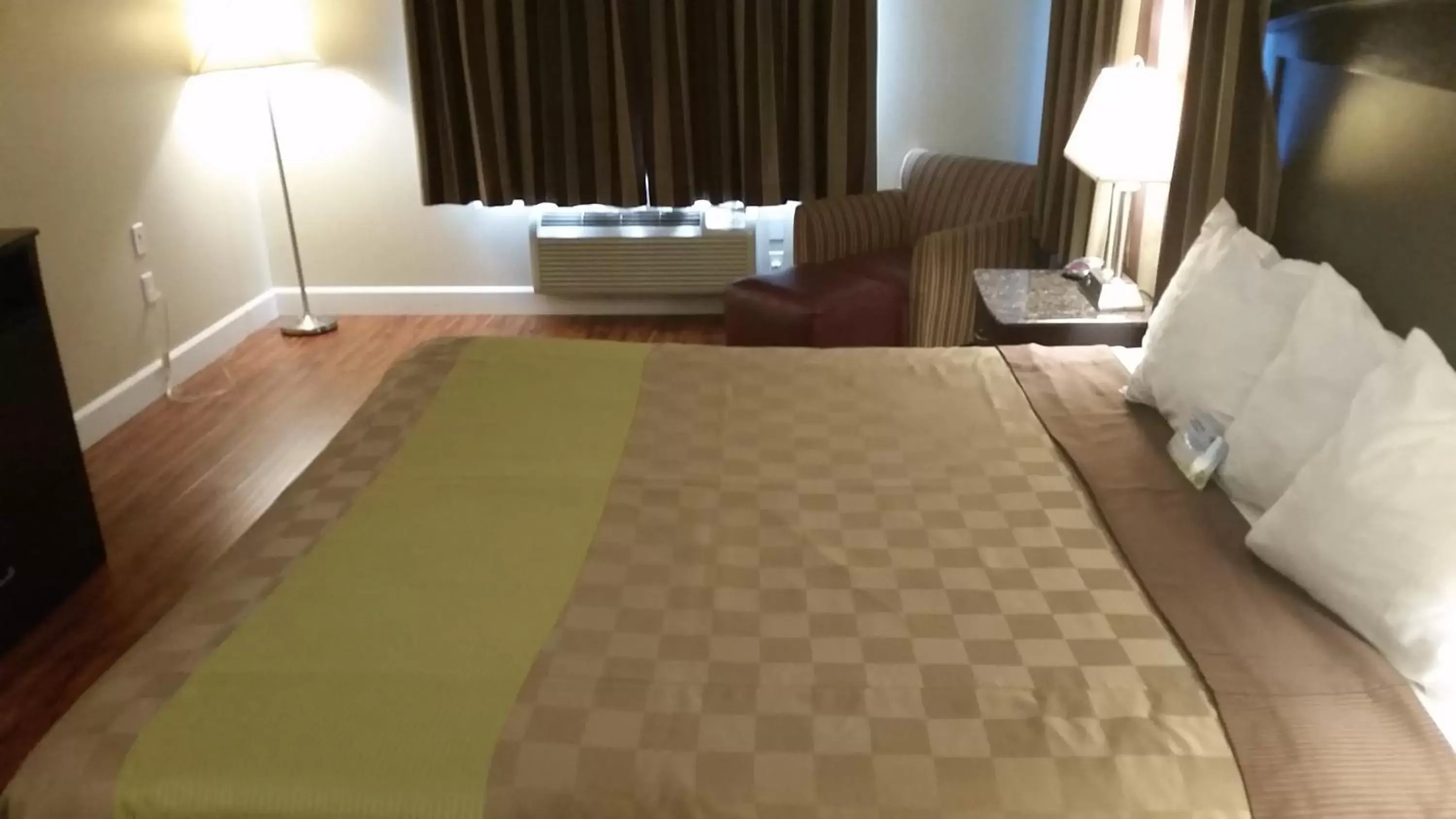 Bed in Harbor Inn & Suites