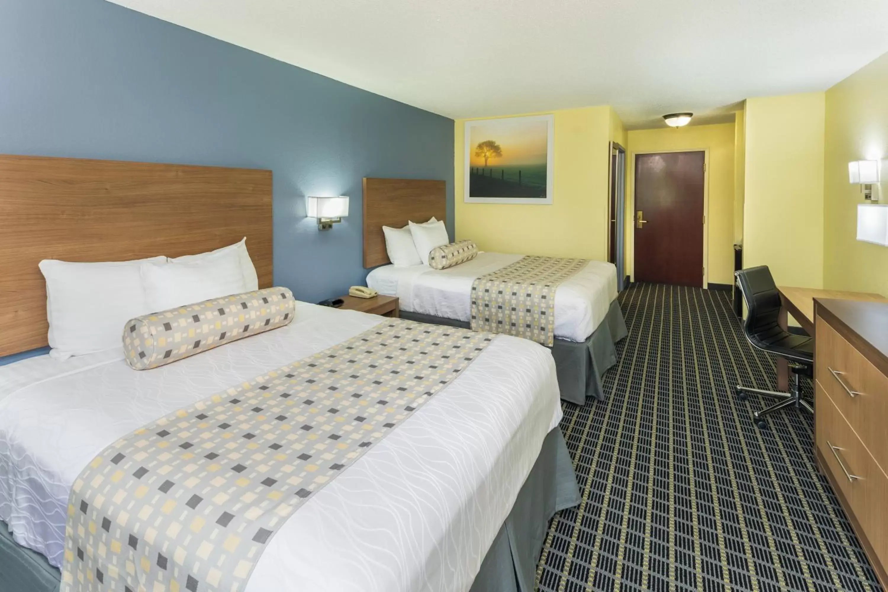 Photo of the whole room, Bed in Days Inn & Suites by Wyndham Union City