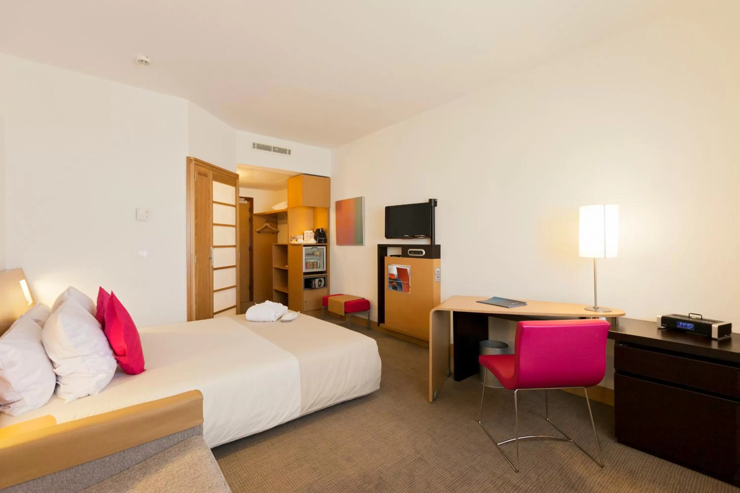 Bedroom, Bed in Novotel Tunis