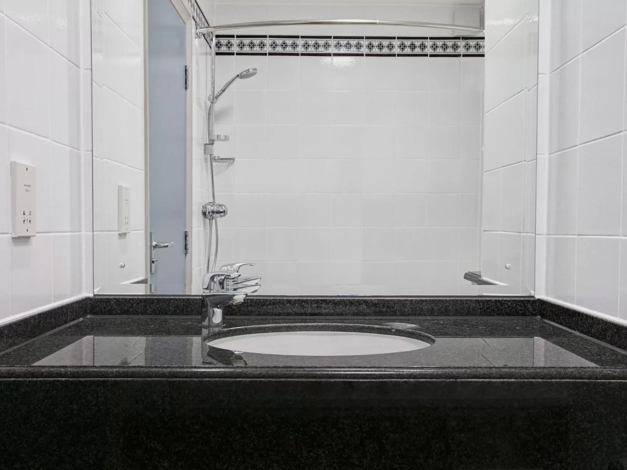 Bathroom in Leonardo Hotel East Midlands Airport - Formerly Jurys Inn