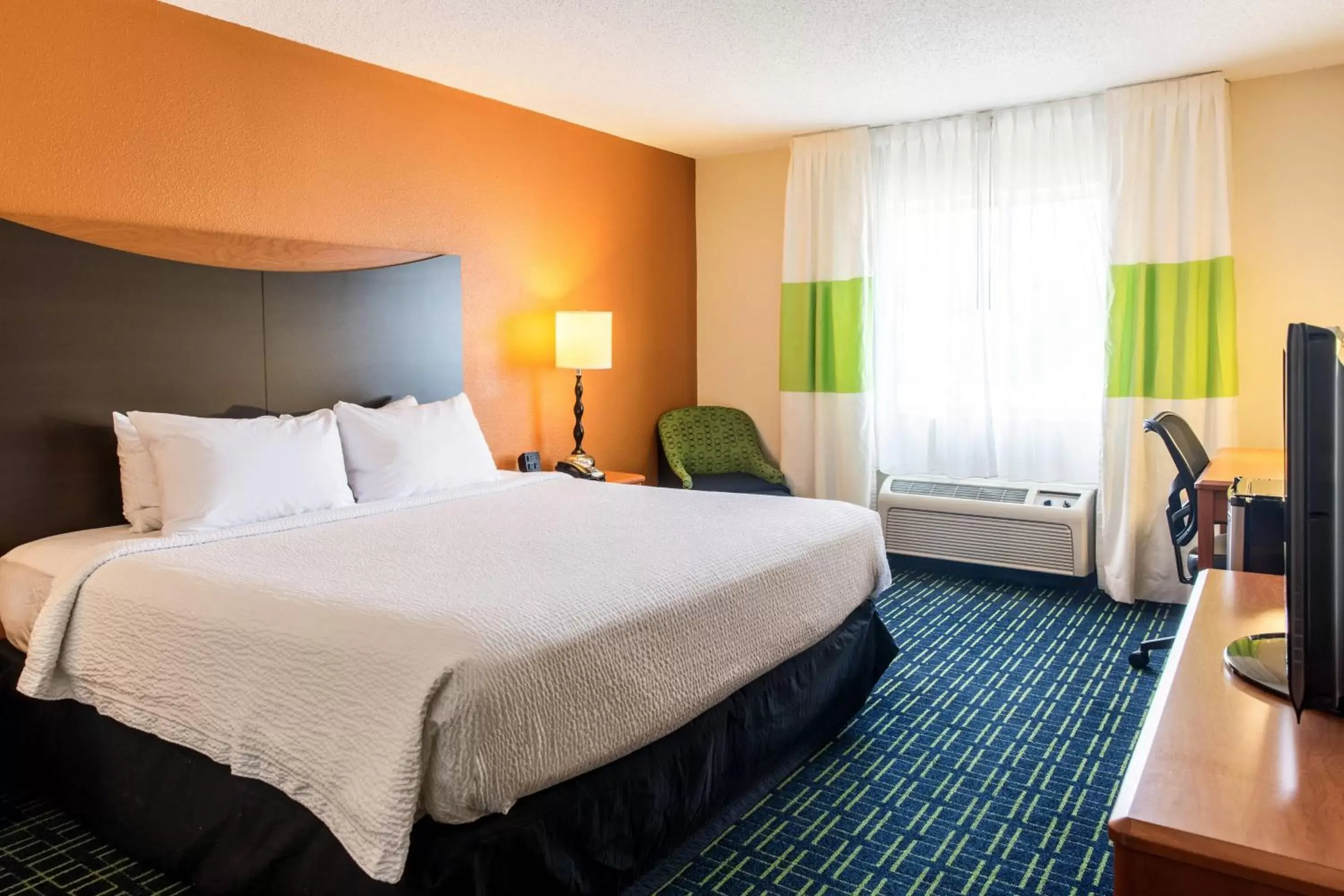 Photo of the whole room, Bed in Fairfield Inn & Suites Canton