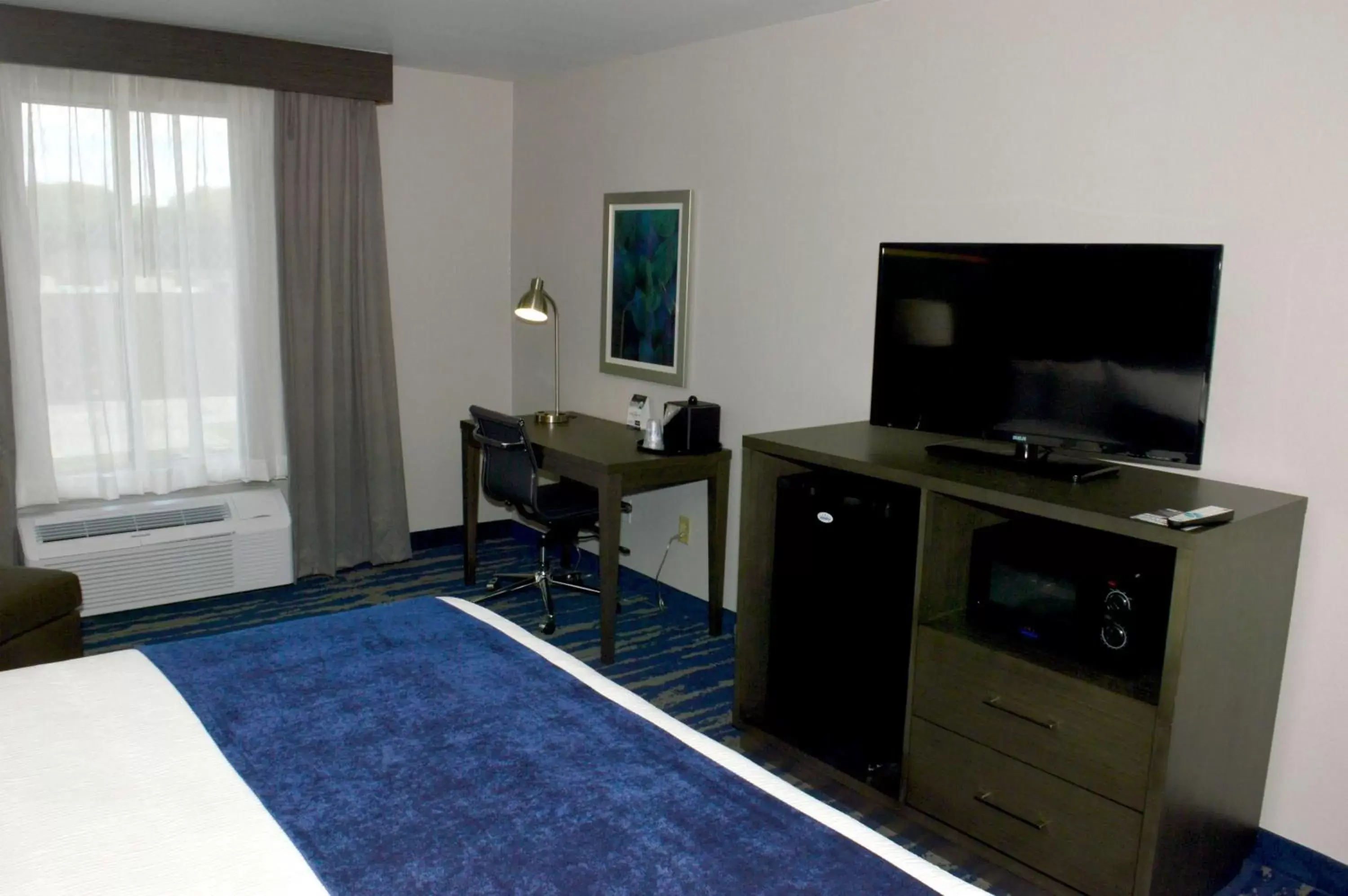 Photo of the whole room, TV/Entertainment Center in Best Western Plus Longview - University Hotel