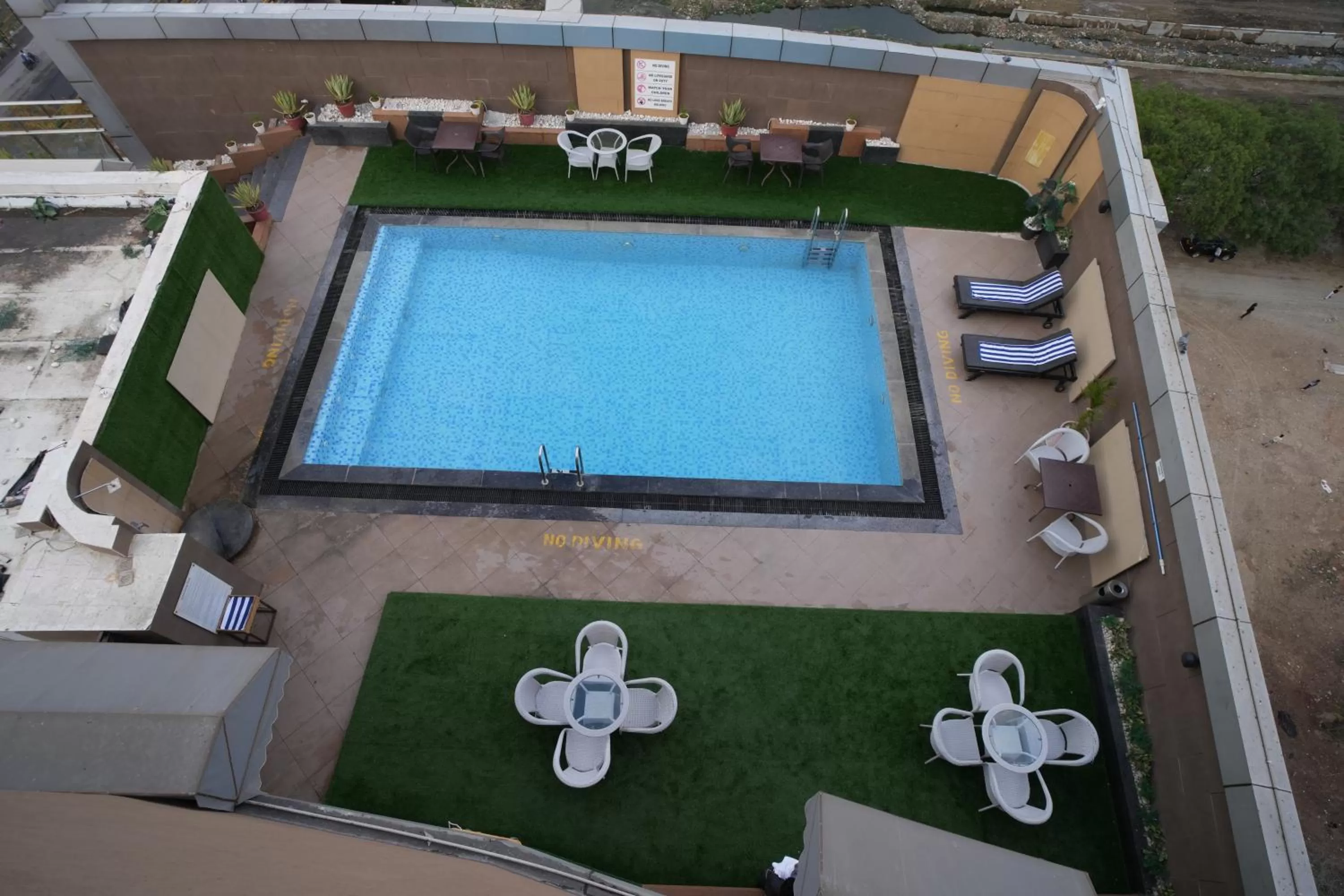 Swimming pool in Radisson Udaipur