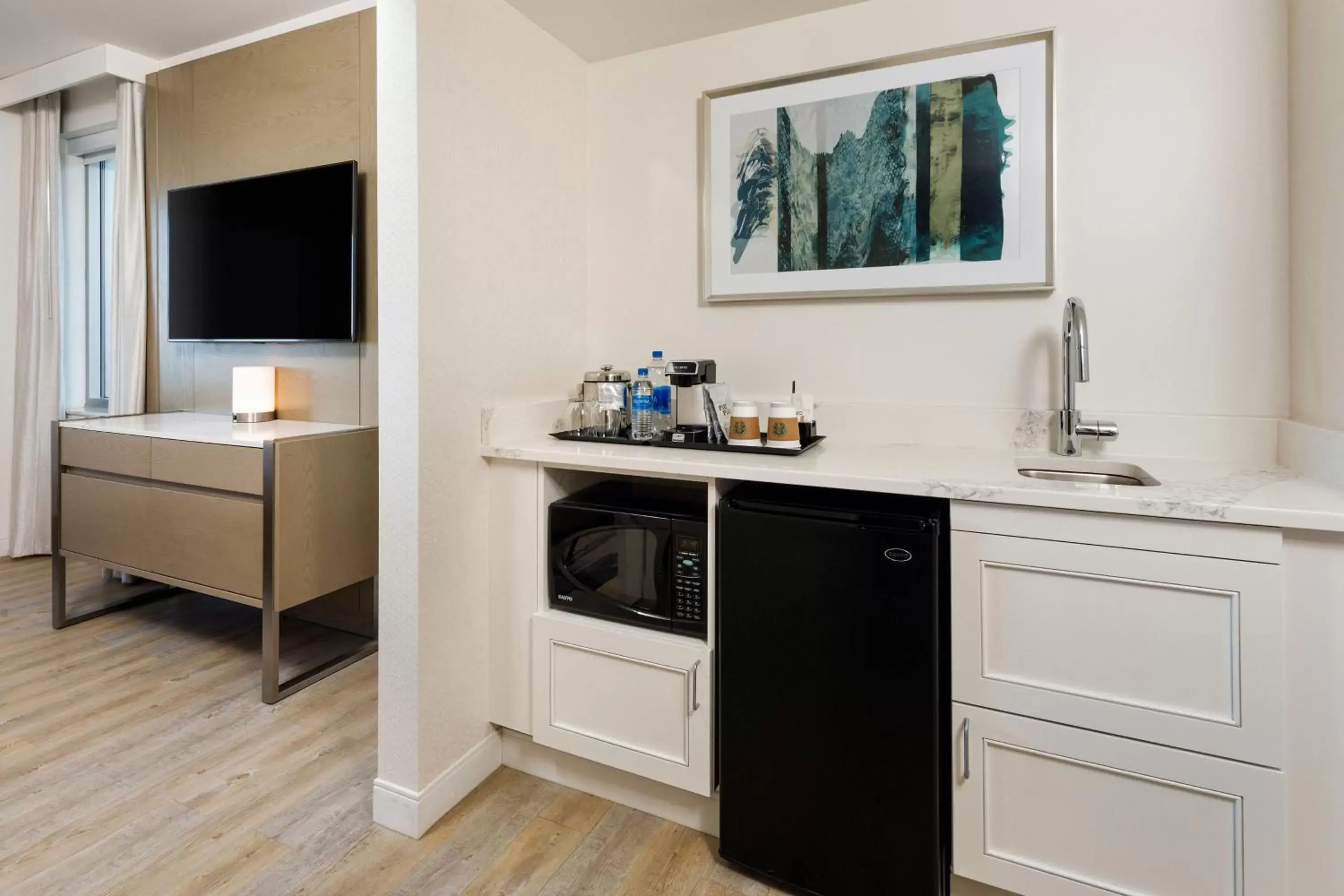 Photo of the whole room, Kitchen/Kitchenette in Sheraton Duluth Hotel