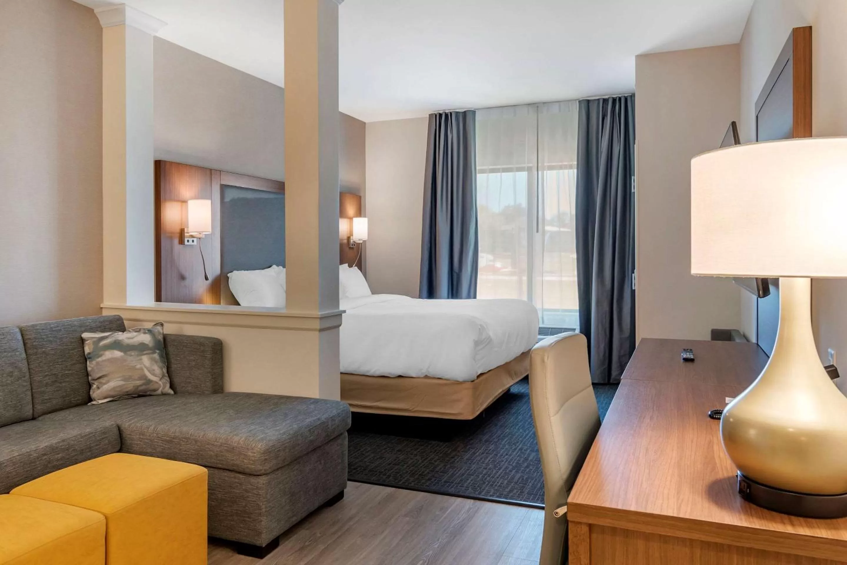 Photo of the whole room, Bed in Comfort Suites Grandview - Kansas City