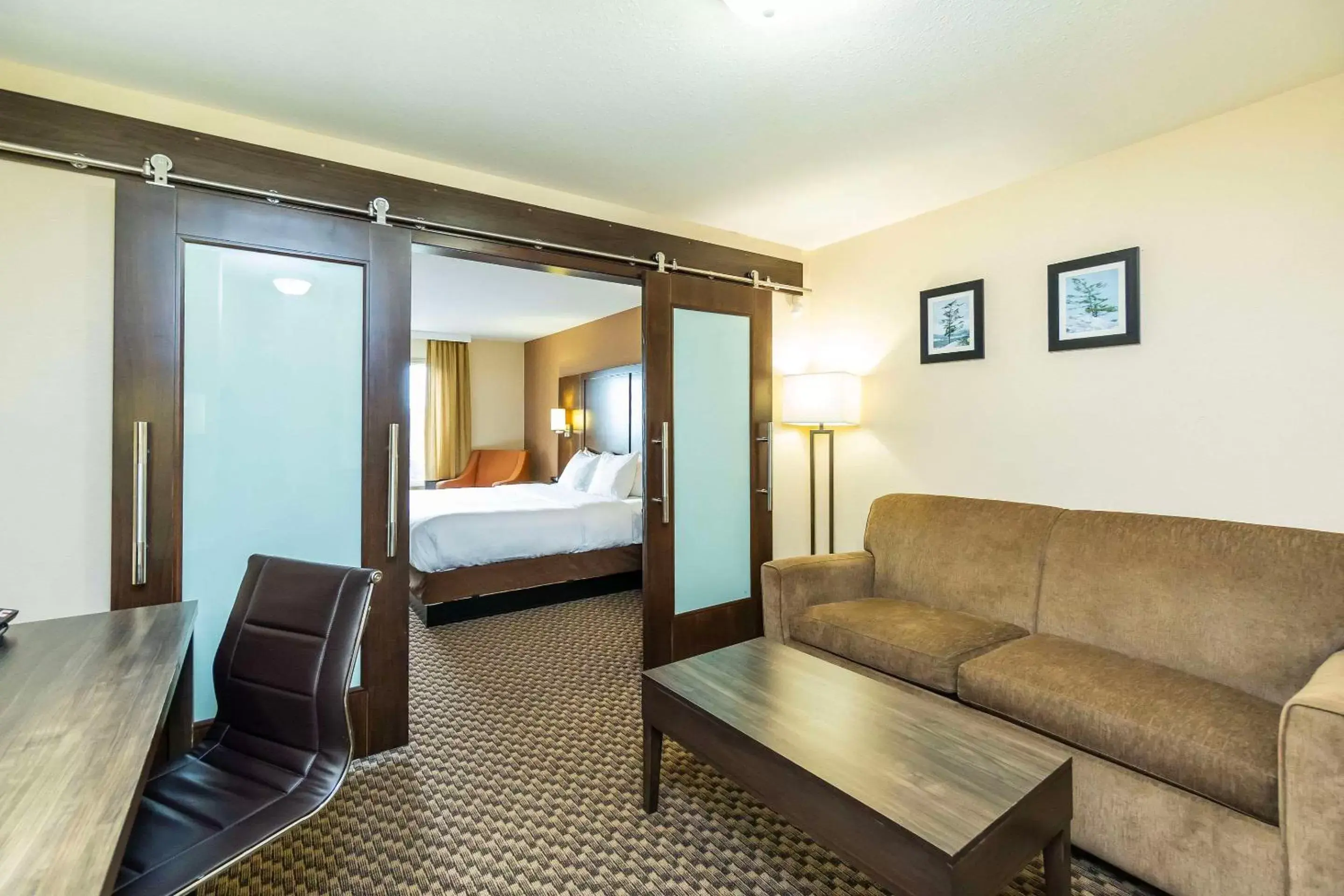 Bedroom, Seating Area in Comfort Inn & Suites Salmon Arm