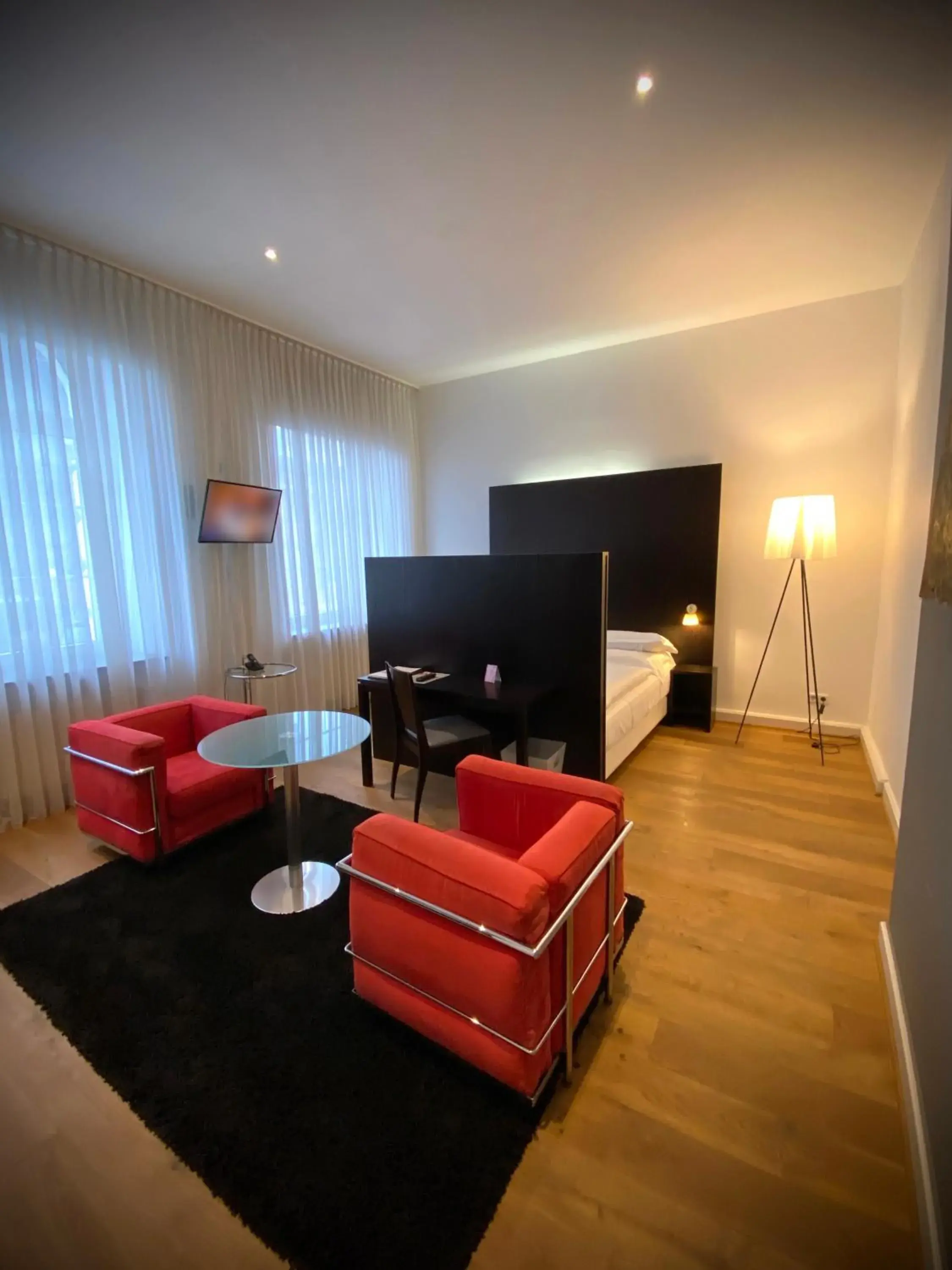 Bed, TV/Entertainment Center in The New Yorker Hotel Koln-Messe