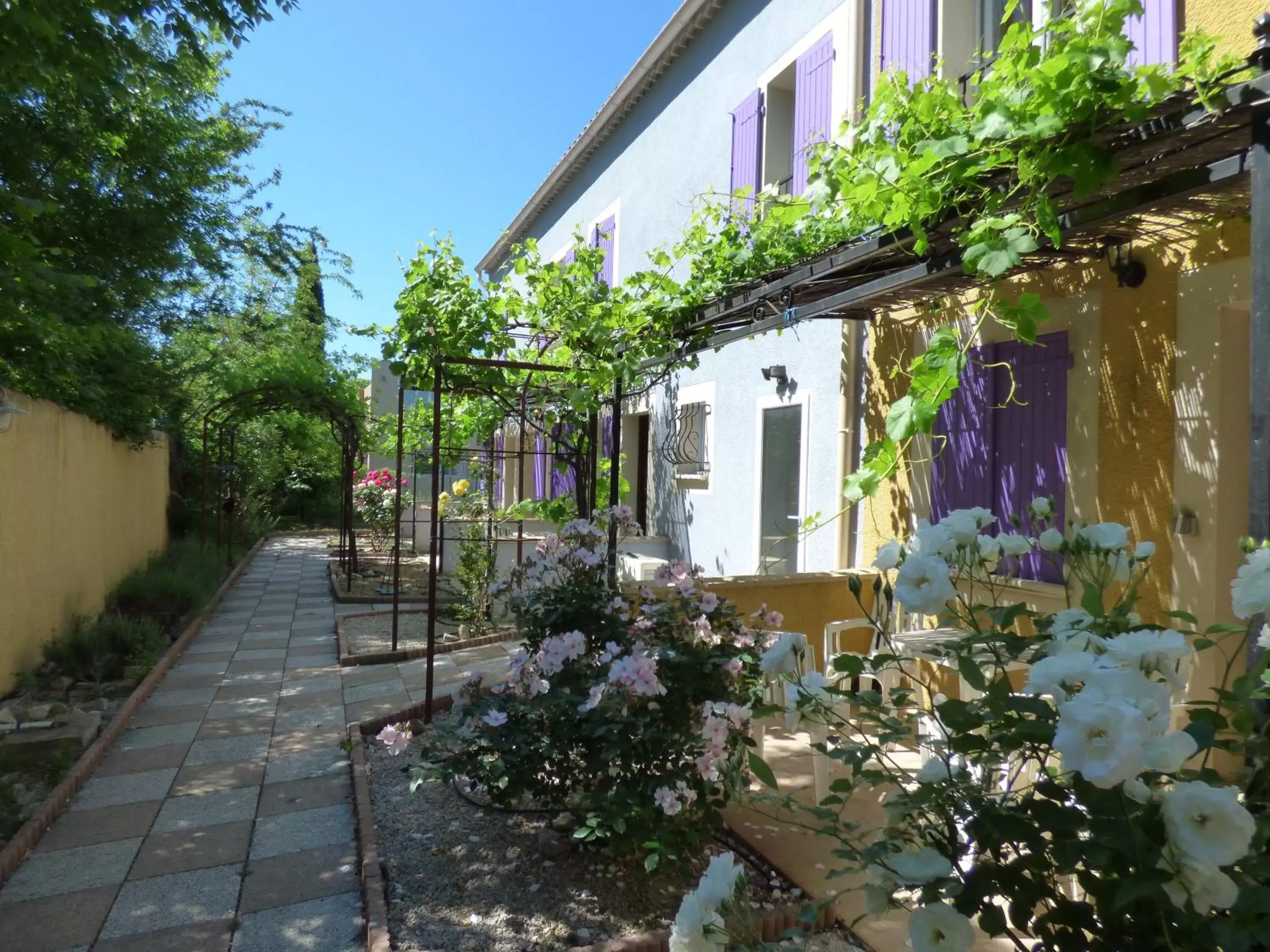 Patio, Property Building in Appart'Hotel Festival Sud Aqua - Avignon TGV Patio, Property Building in Appart'Hotel Festival Sud Aqua - Avignon TGV